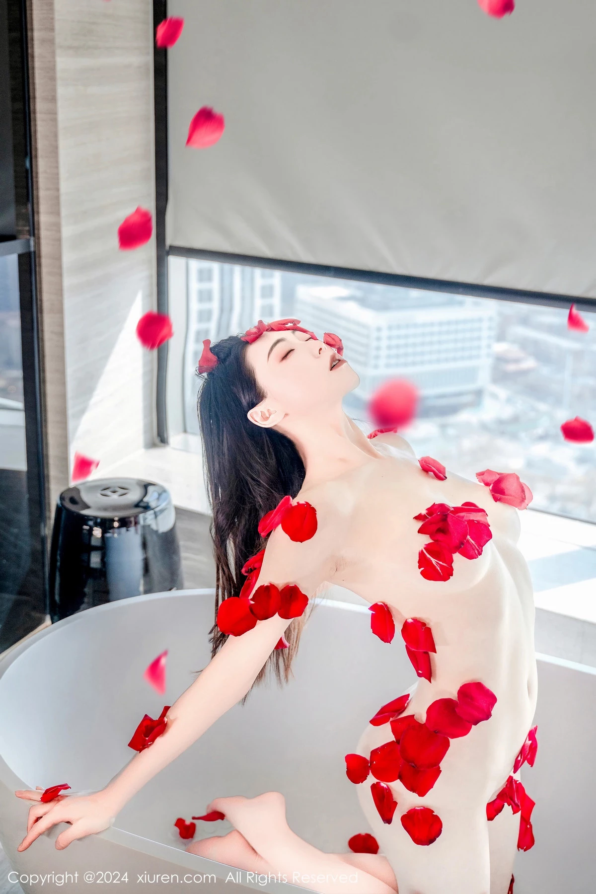 [[XiuRen秀人网]秀人网]No.8175_新人模特瑜伽喵私房浴室玫瑰花瓣浴秀魔鬼曲线撩人诱惑写真63P