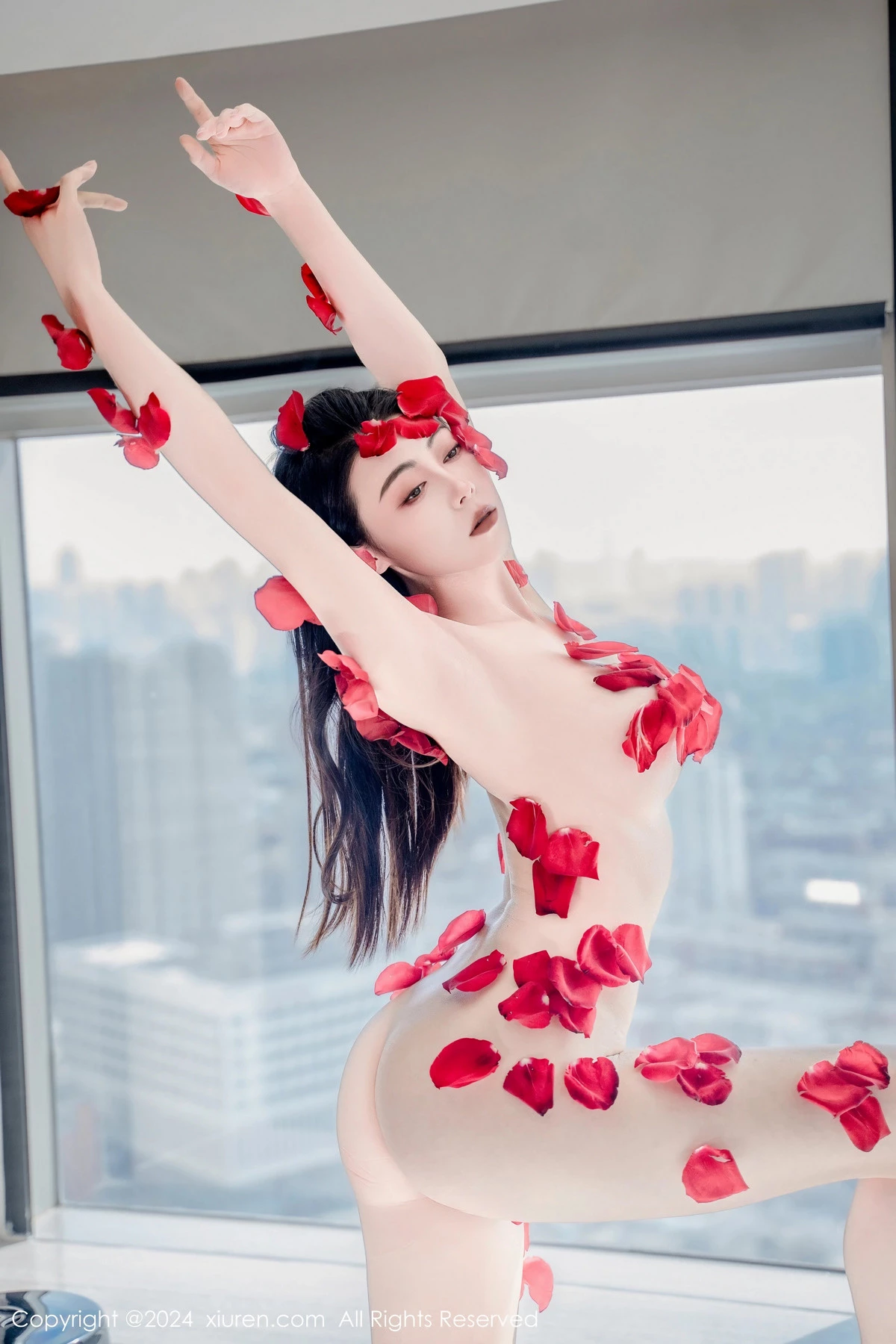[[XiuRen秀人网]秀人网]No.8175_新人模特瑜伽喵私房浴室玫瑰花瓣浴秀魔鬼曲线撩人诱惑写真63P