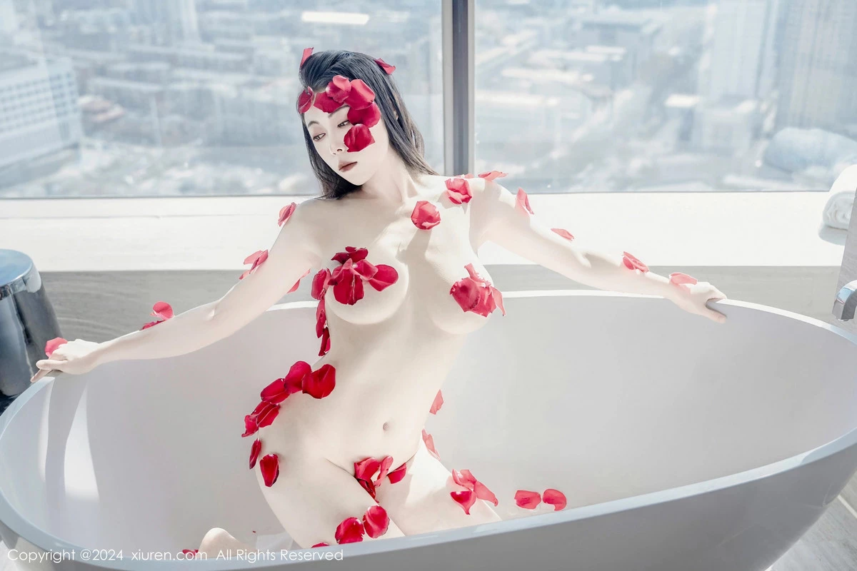 [[XiuRen秀人网]秀人网]No.8175_新人模特瑜伽喵私房浴室玫瑰花瓣浴秀魔鬼曲线撩人诱惑写真63P