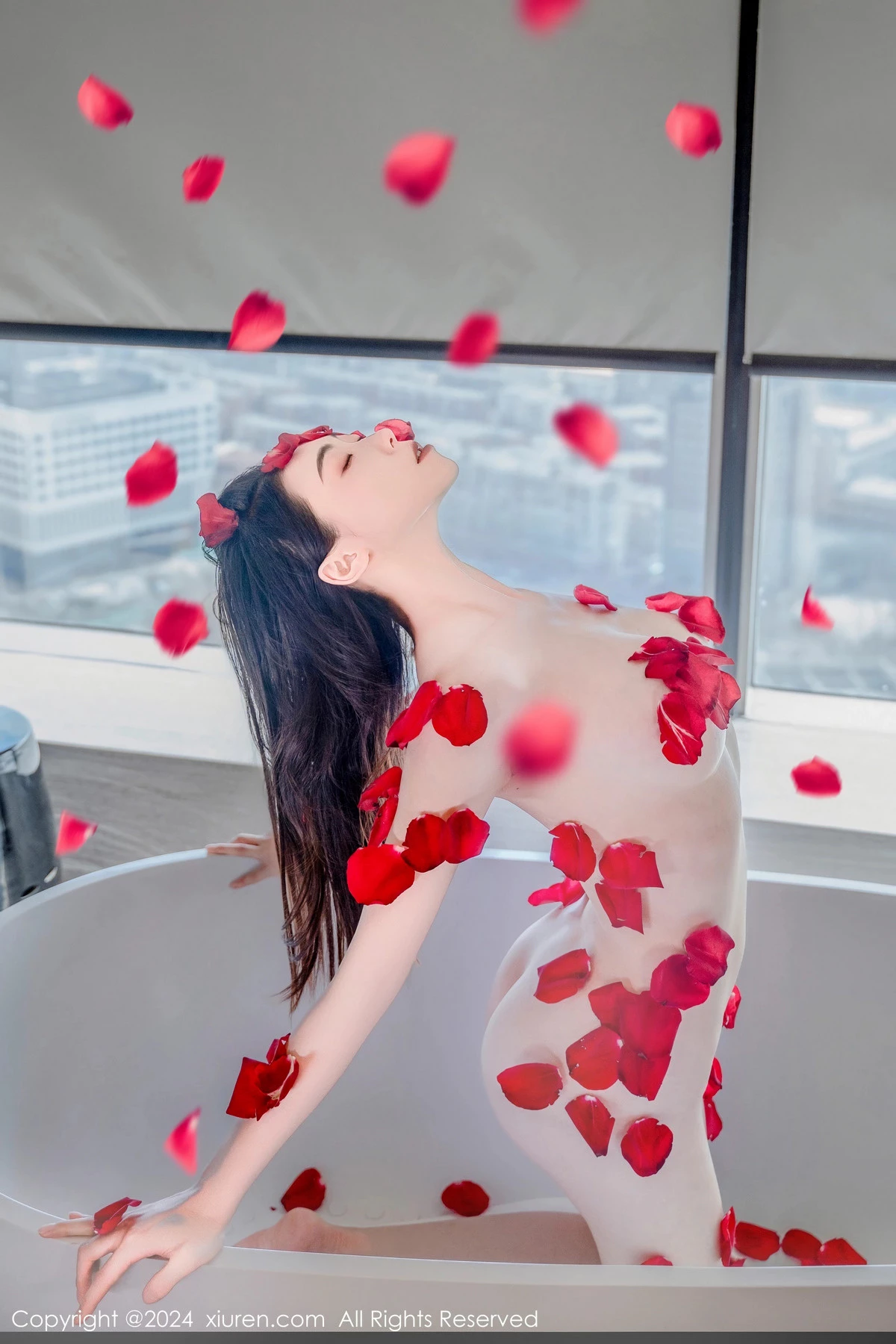 [[XiuRen秀人网]秀人网]No.8175_新人模特瑜伽喵私房浴室玫瑰花瓣浴秀魔鬼曲线撩人诱惑写真63P