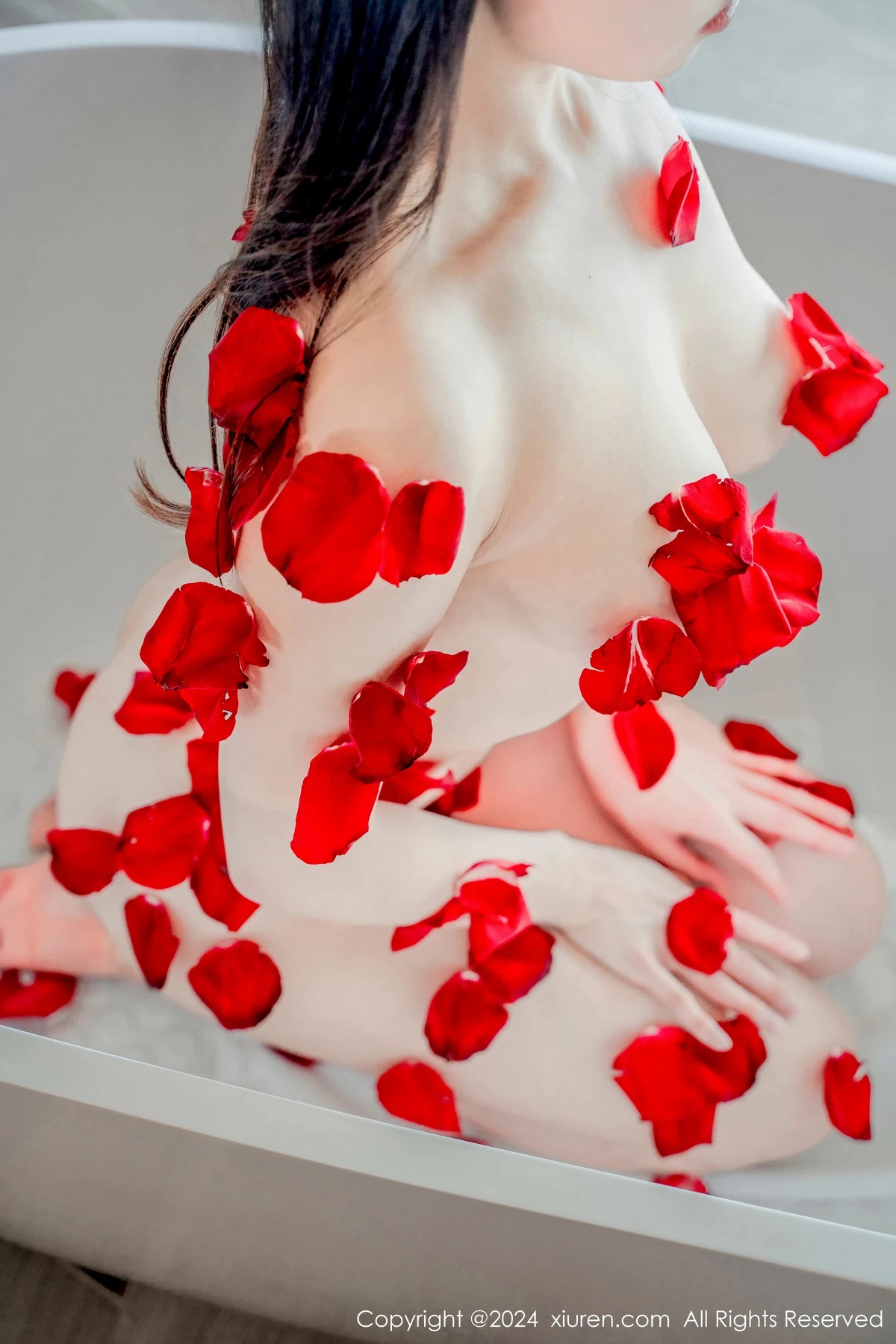 [[XiuRen秀人网]秀人网]No.8175_新人模特瑜伽喵私房浴室玫瑰花瓣浴秀魔鬼曲线撩人诱惑写真63P