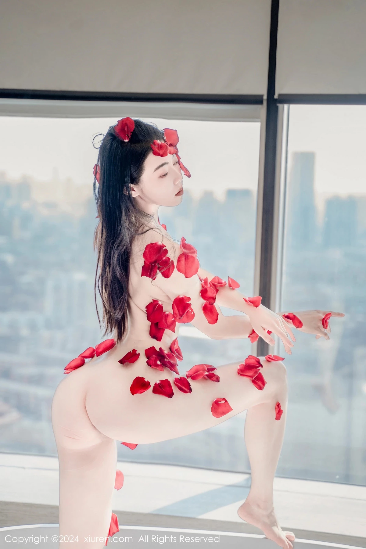 [[XiuRen秀人网]秀人网]No.8175_新人模特瑜伽喵私房浴室玫瑰花瓣浴秀魔鬼曲线撩人诱惑写真63P