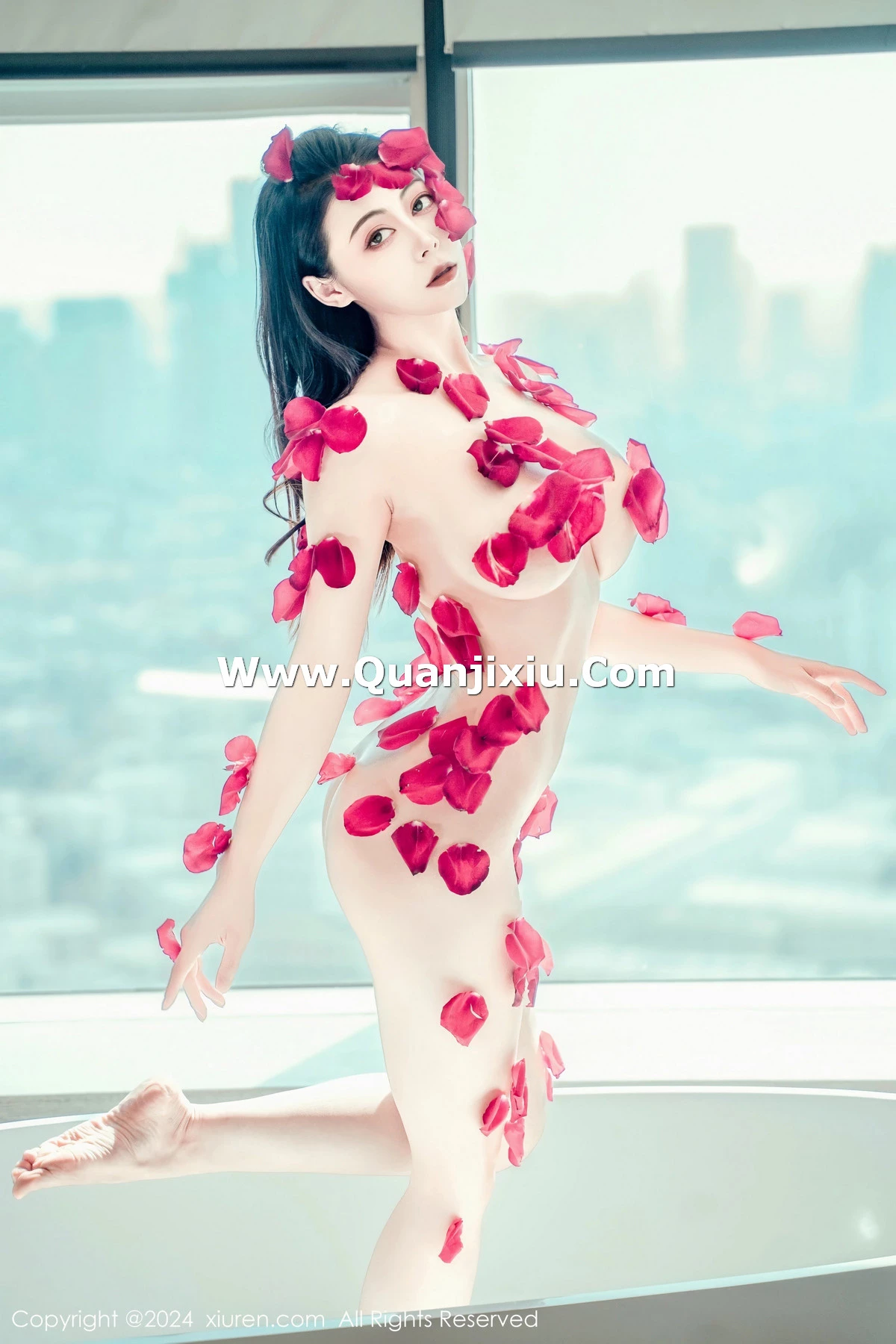 [[XiuRen秀人网]秀人网]No.8175_新人模特瑜伽喵私房浴室玫瑰花瓣浴秀魔鬼曲线撩人诱惑写真63P