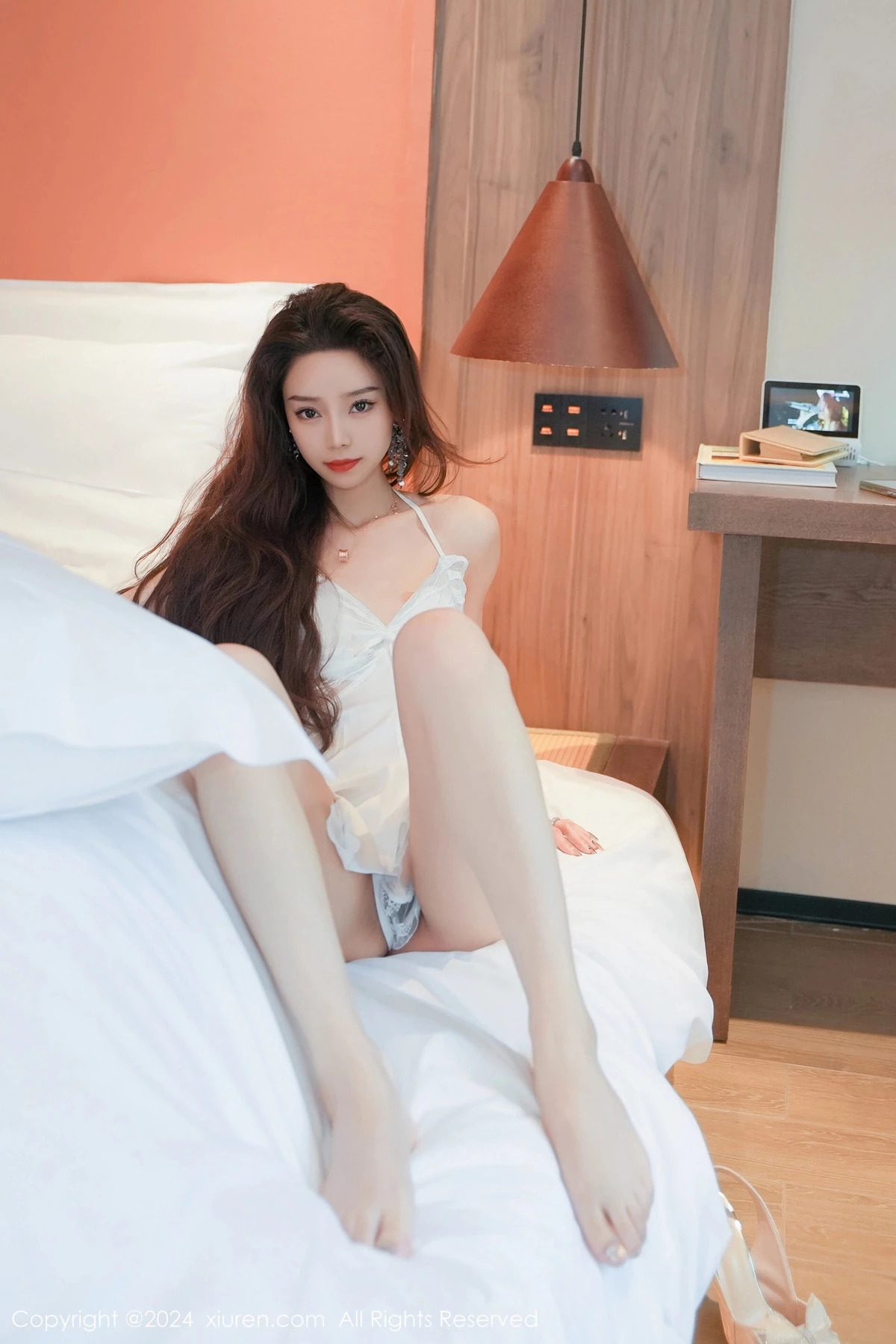 [[XiuRen秀人网]秀人网]No.8176_模特苏曼兮私房床上性感白色吊带睡裙秀丰腴美臀迷人诱惑写真79P