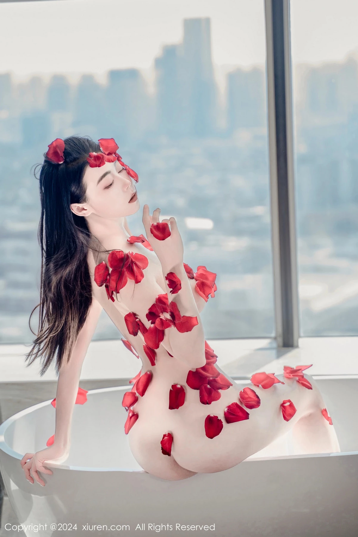 [[XiuRen秀人网]秀人网]No.8175_新人模特瑜伽喵私房浴室玫瑰花瓣浴秀魔鬼曲线撩人诱惑写真63P