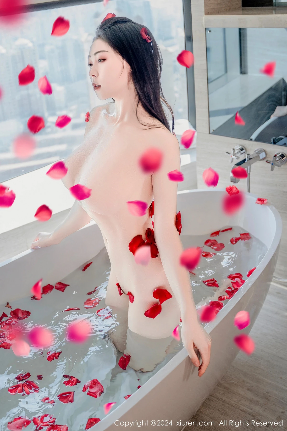 [[XiuRen秀人网]秀人网]No.8175_新人模特瑜伽喵私房浴室玫瑰花瓣浴秀魔鬼曲线撩人诱惑写真63P