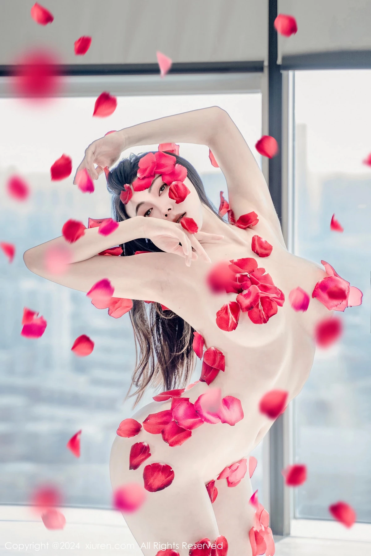 [[XiuRen秀人网]秀人网]No.8175_新人模特瑜伽喵私房浴室玫瑰花瓣浴秀魔鬼曲线撩人诱惑写真63P