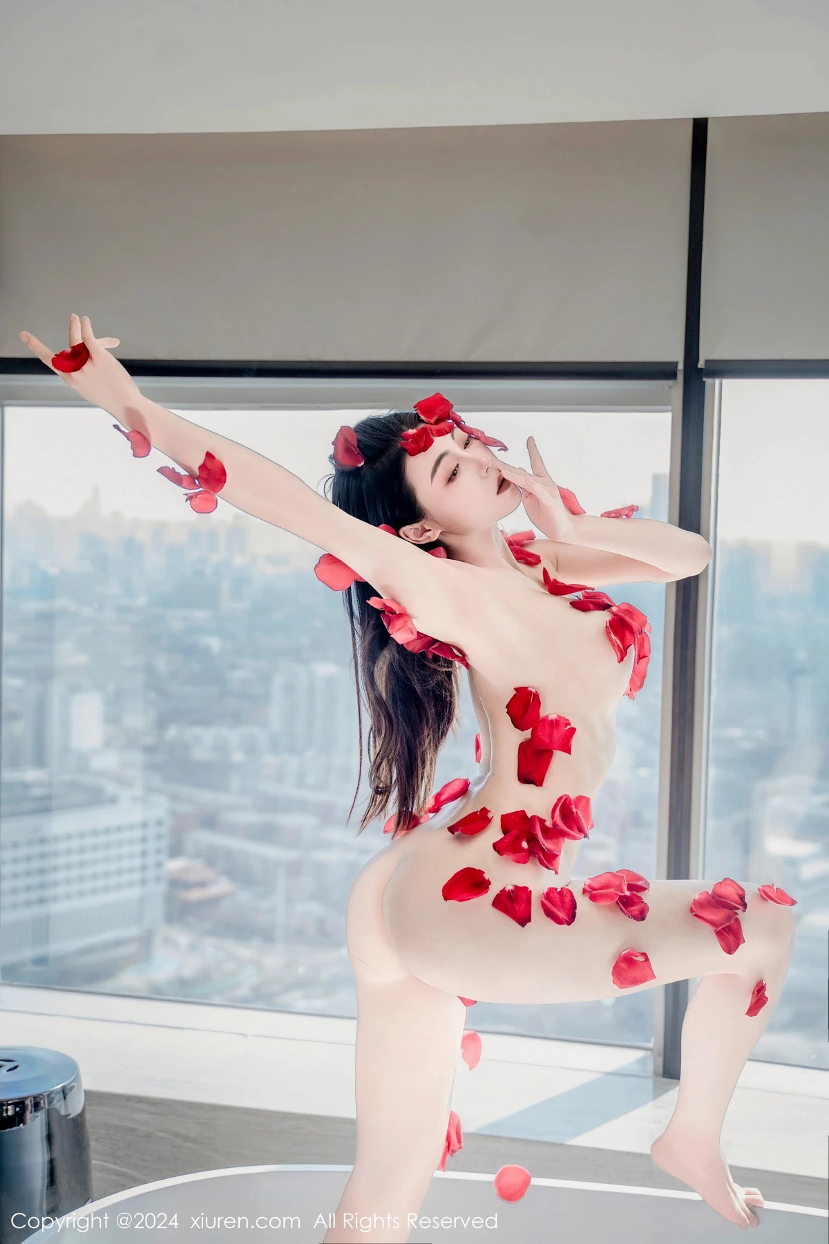 [[XiuRen秀人网]秀人网]No.8175_新人模特瑜伽喵私房浴室玫瑰花瓣浴秀魔鬼曲线撩人诱惑写真63P