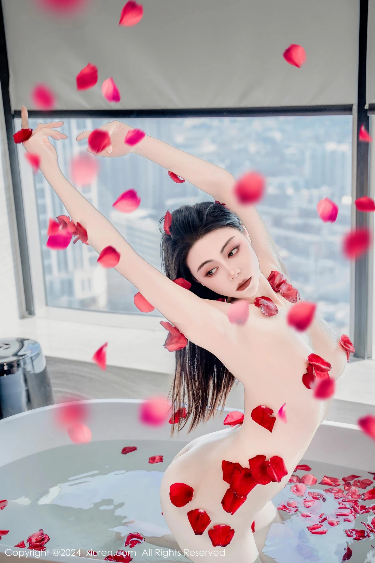 [[XiuRen秀人网]秀人网]No.8175_新人模特瑜伽喵私房浴室玫瑰花瓣浴秀魔鬼曲线撩人诱惑写真63P