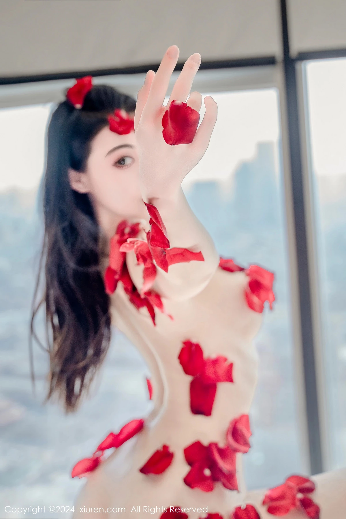 [[XiuRen秀人网]秀人网]No.8175_新人模特瑜伽喵私房浴室玫瑰花瓣浴秀魔鬼曲线撩人诱惑写真63P