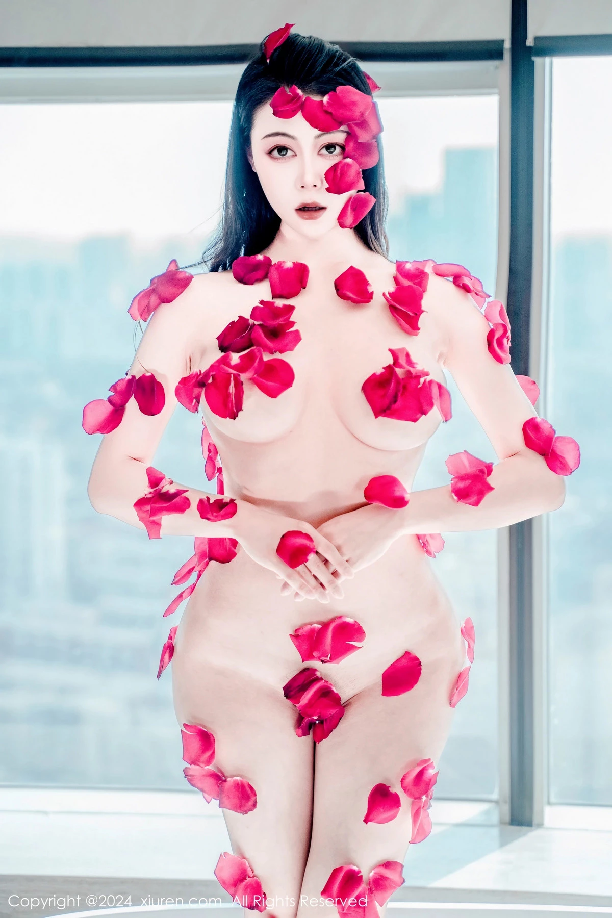 [[XiuRen秀人网]秀人网]No.8175_新人模特瑜伽喵私房浴室玫瑰花瓣浴秀魔鬼曲线撩人诱惑写真63P