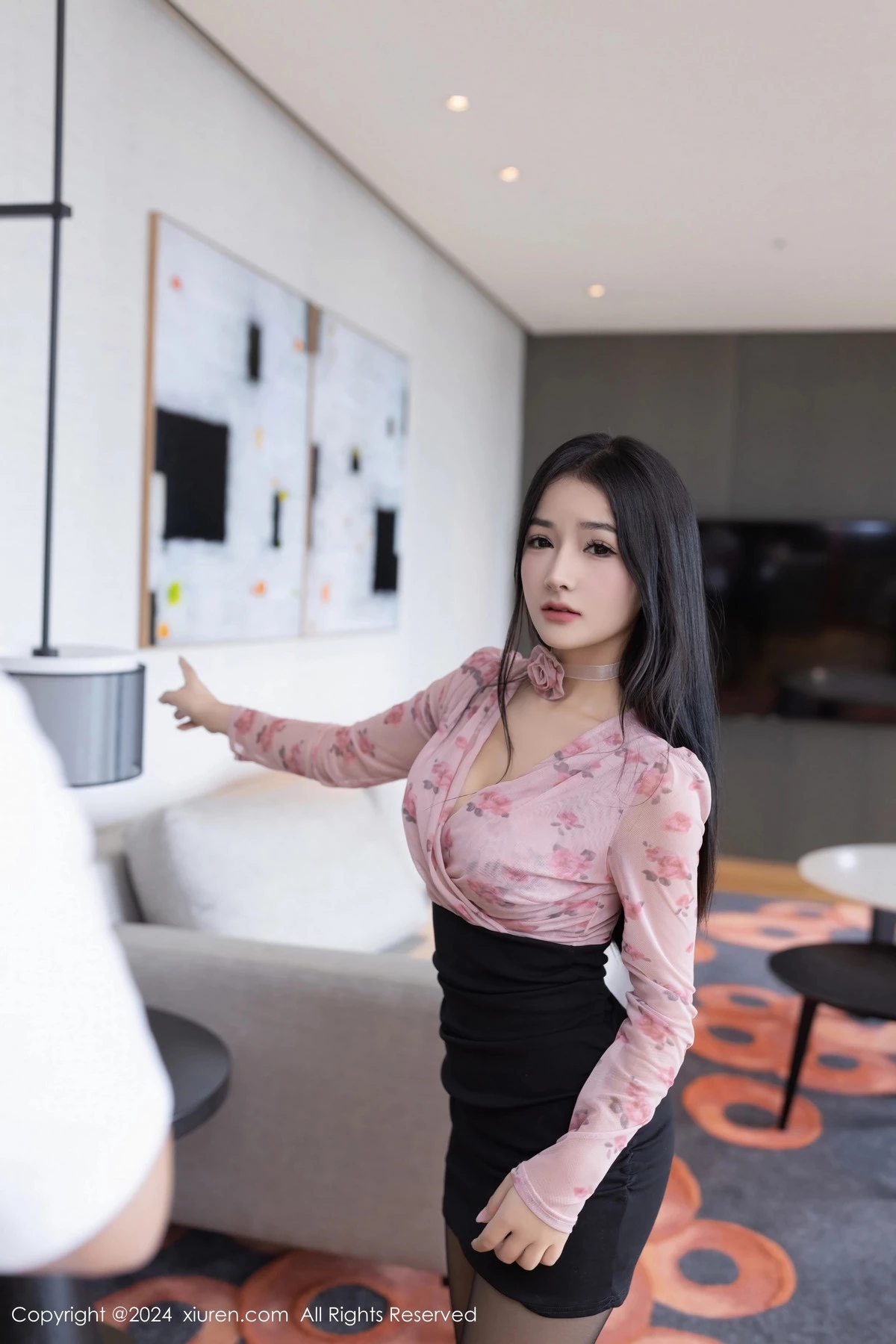 [[XiuRen秀人网]秀人网]No.8187_模特小茶茶tea花色上衣配黑短裙露性感内衣秀丰腴身姿诱惑写真80P