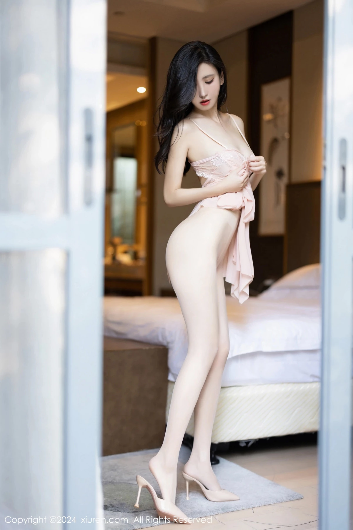 [[XiuRen秀人网]秀人网]No.8183_模特章芃芃白色上衣露性感紫灰色比基尼秀曼妙身姿迷人诱惑写真82P