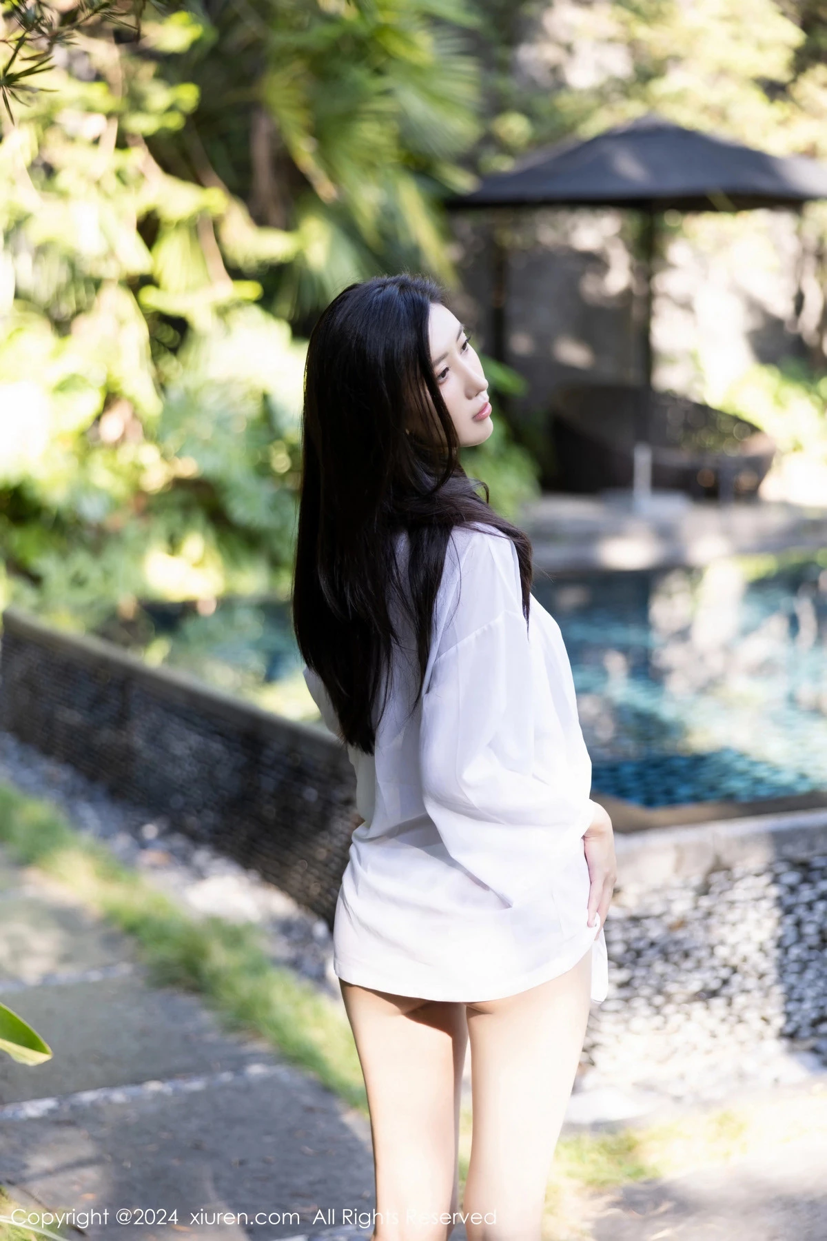 [[XiuRen秀人网]秀人网]No.8183_模特章芃芃白色上衣露性感紫灰色比基尼秀曼妙身姿迷人诱惑写真82P