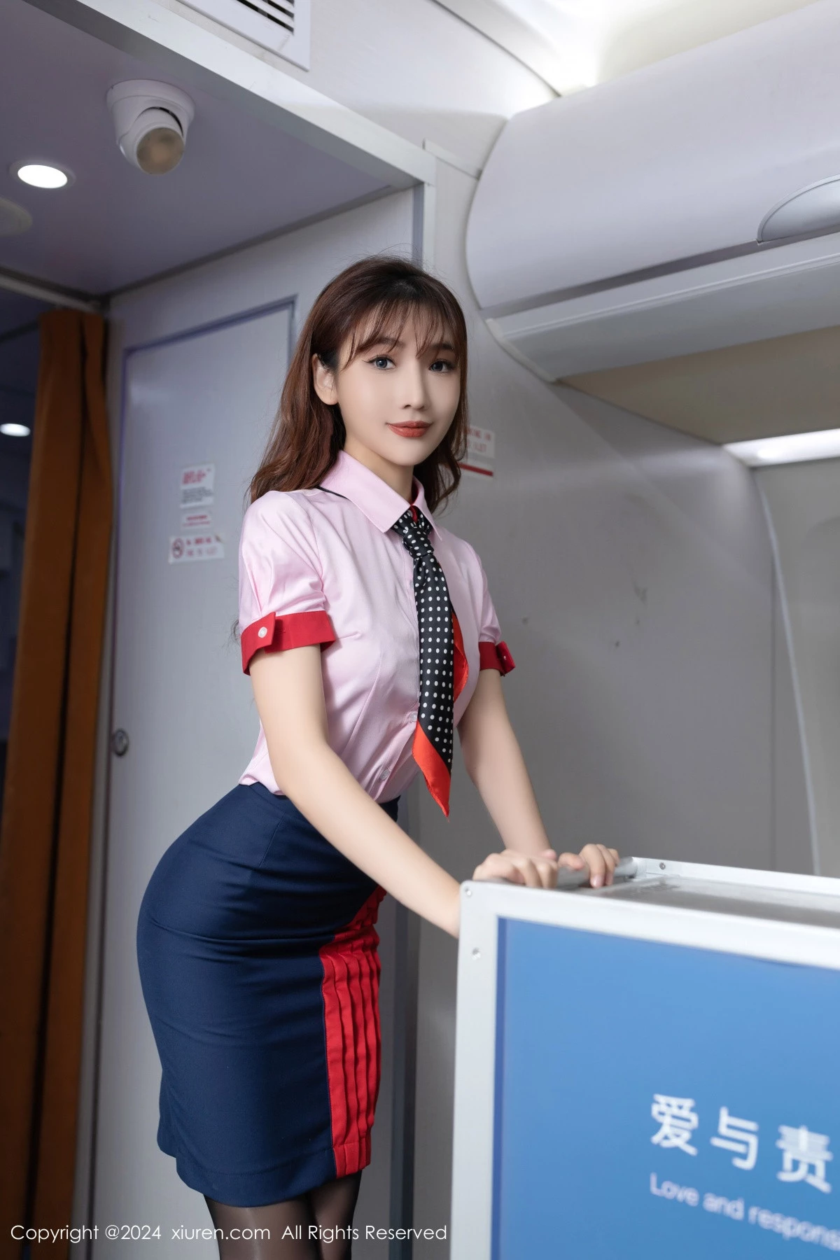 [[XiuRen秀人网]秀人网]No.8196_模特陆萱萱性感粉色空姐制服露粉色内衣秀柔美身段迷人诱惑写真80P