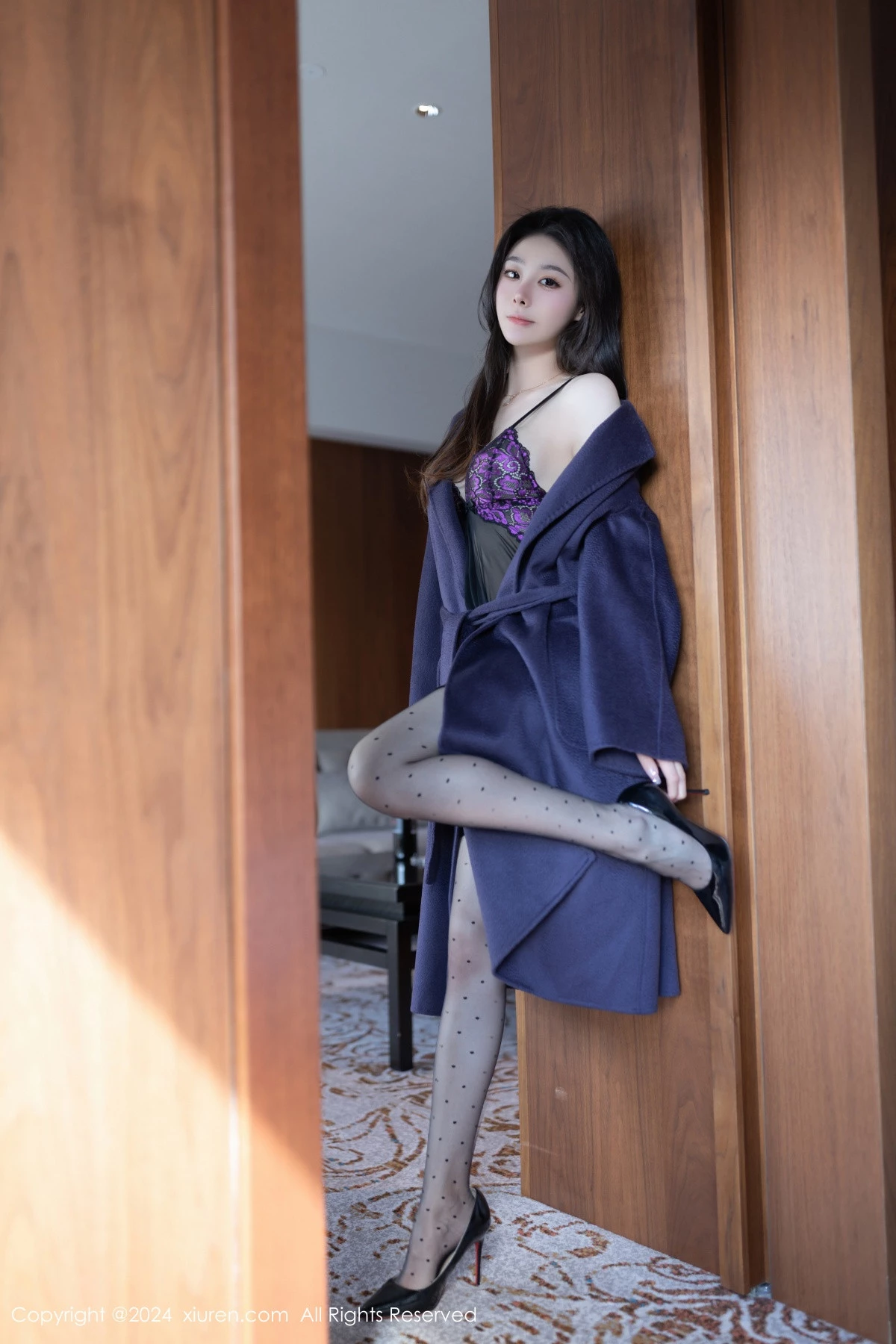 [[XiuRen秀人网]秀人网]No.8195_模特小逗逗性感紫色蕾丝情趣内衣配超薄黑丝秀曼妙身姿诱惑写真80P