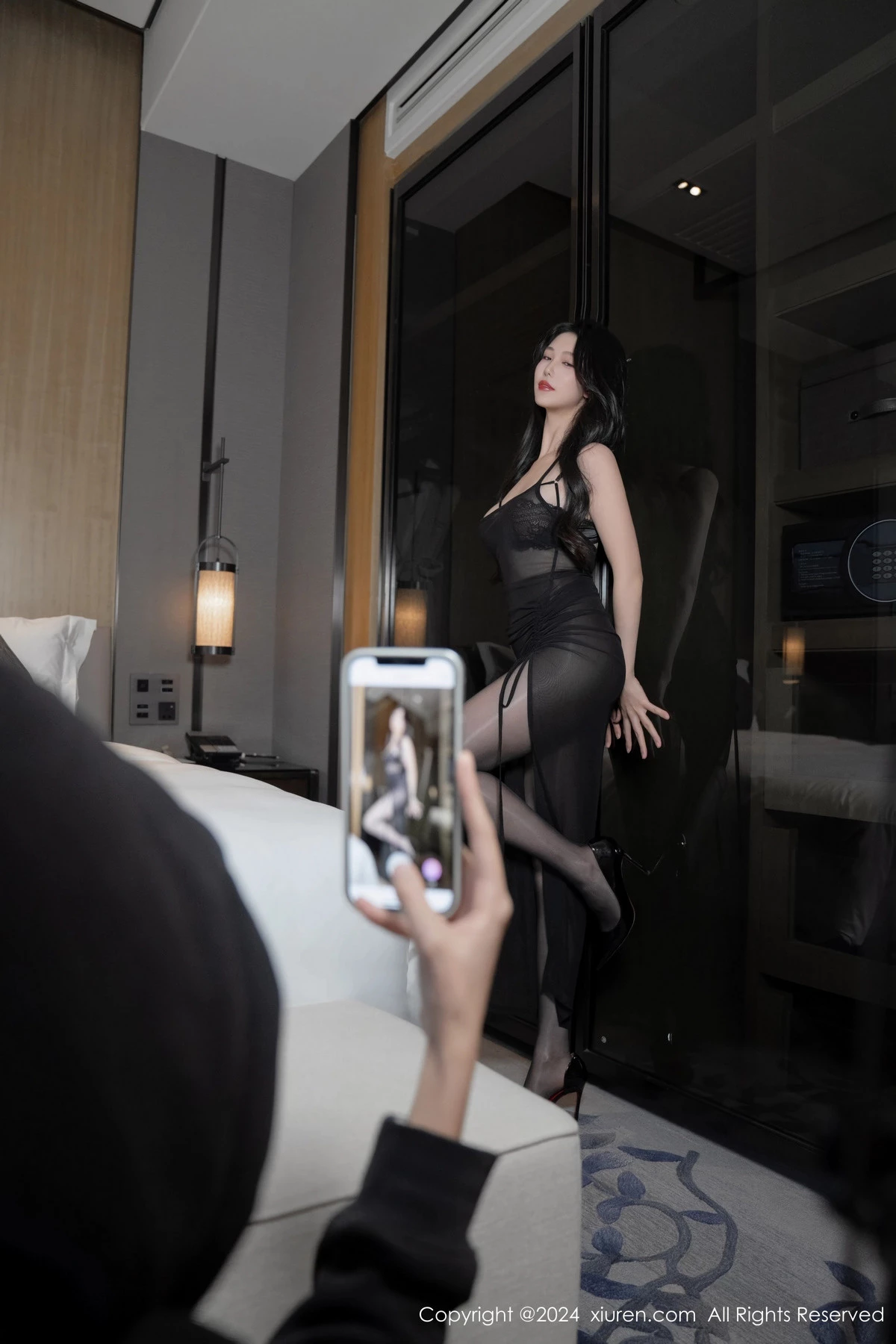 [[XiuRen秀人网]秀人网]No.8193_模特利世性感黑色蕾丝内衣配闪亮无内黑丝秀曼妙身姿诱惑写真80P