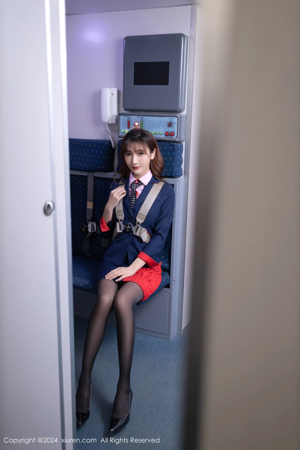 [[XiuRen秀人网]秀人网]No.8196_模特陆萱萱性感粉色空姐制服露粉色内衣秀柔美身段迷人诱惑写真80P