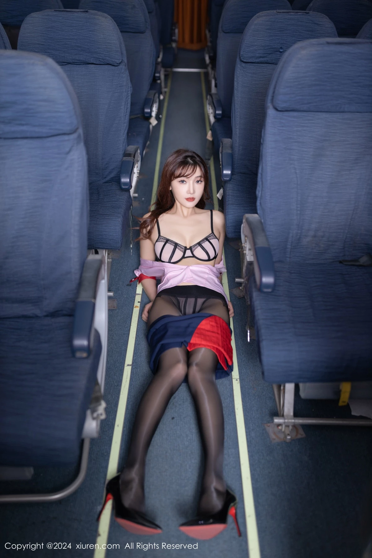 [[XiuRen秀人网]秀人网]No.8196_模特陆萱萱性感粉色空姐制服露粉色内衣秀柔美身段迷人诱惑写真80P