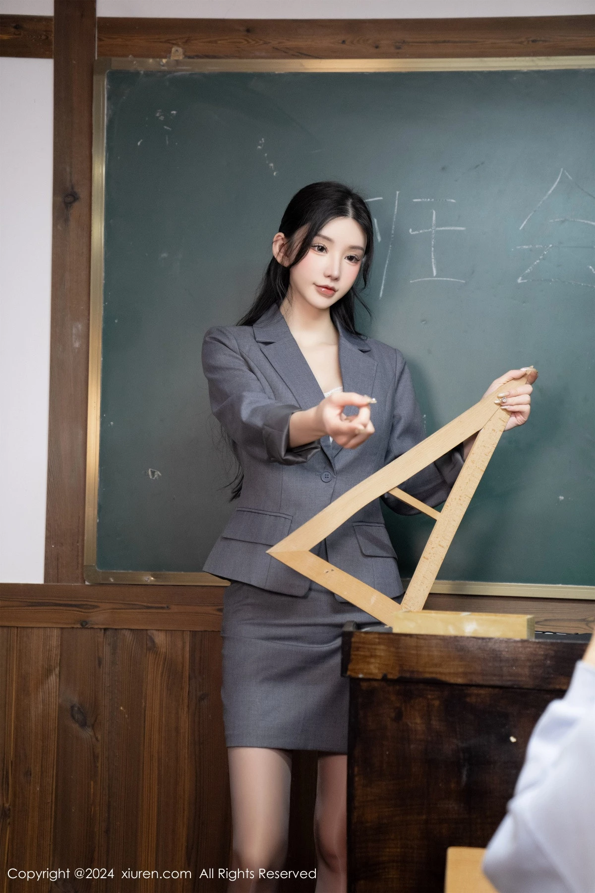 [[XiuRen秀人网]秀人网]No.8204_女神周于希Sally剧照主题性感灰色制服露超薄黑丝极致魅惑写真93P