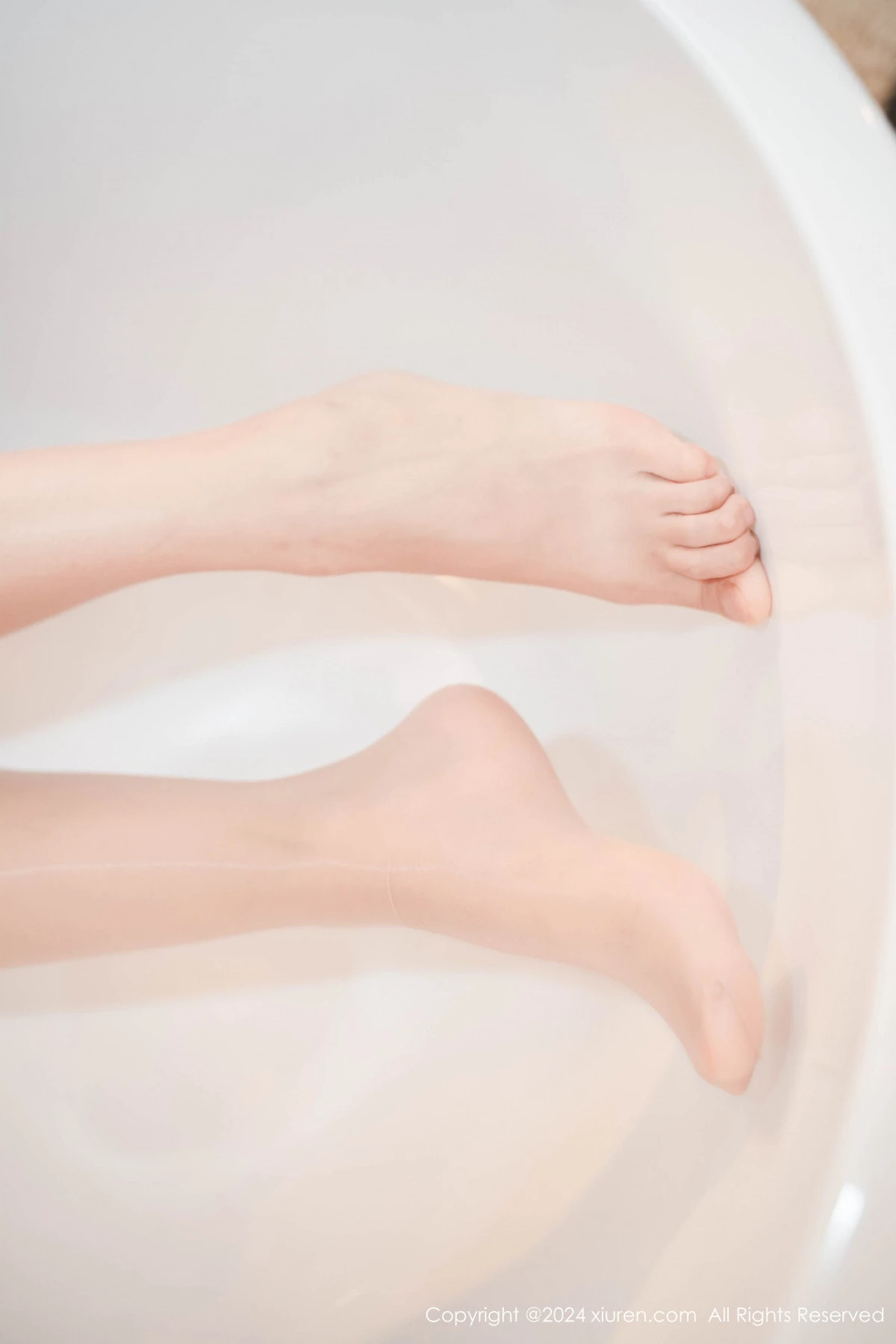 [[XiuRen秀人网]秀人网]No.8197_女神绮里嘉ula浴室性感薄透上衣配开档肉丝秀曼妙身姿诱惑写真69P