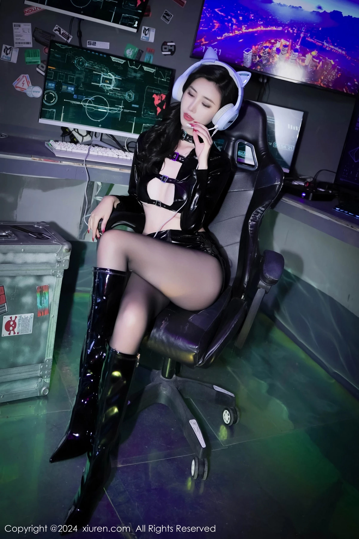 [[XiuRen秀人网]秀人网]No.8219_模特章芃芃黑色皮质服饰配黑皮短裙露超薄黑丝秀美腿诱惑写真71P