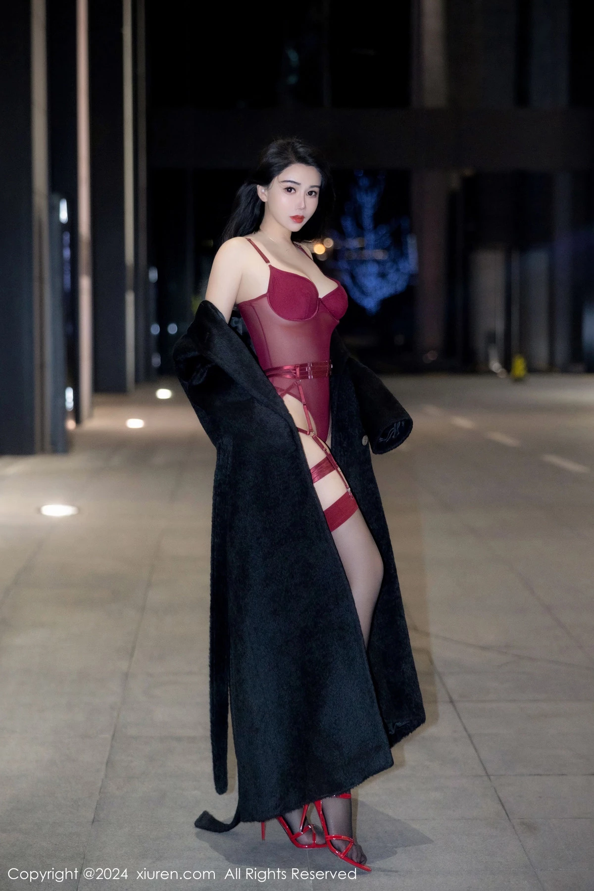 [[XiuRen秀人网]秀人网]No.8221_模特李若汐黑色外衣露性感红色情趣服饰配黑丝吊袜迷人诱惑写真85P