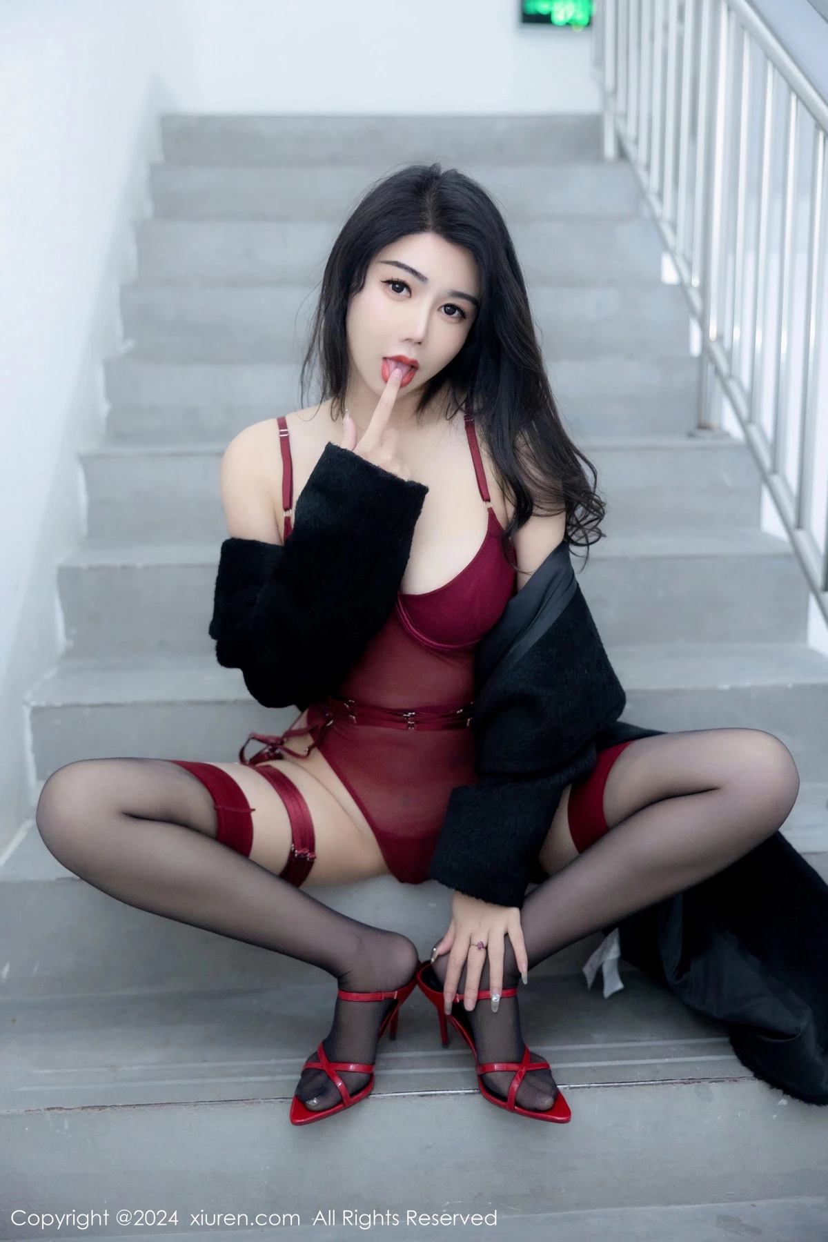 [[XiuRen秀人网]秀人网]No.8221_模特李若汐黑色外衣露性感红色情趣服饰配黑丝吊袜迷人诱惑写真85P