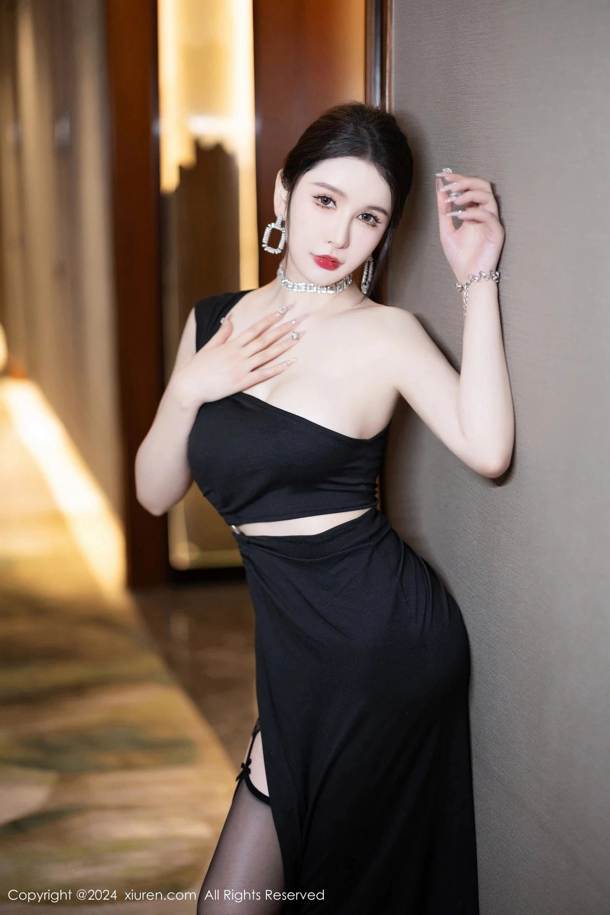 [[XiuRen秀人网]秀人网]No.8222_女神李丽莎性感黑色蕾丝连体服饰配黑丝袜秀完美身材诱惑写真72P