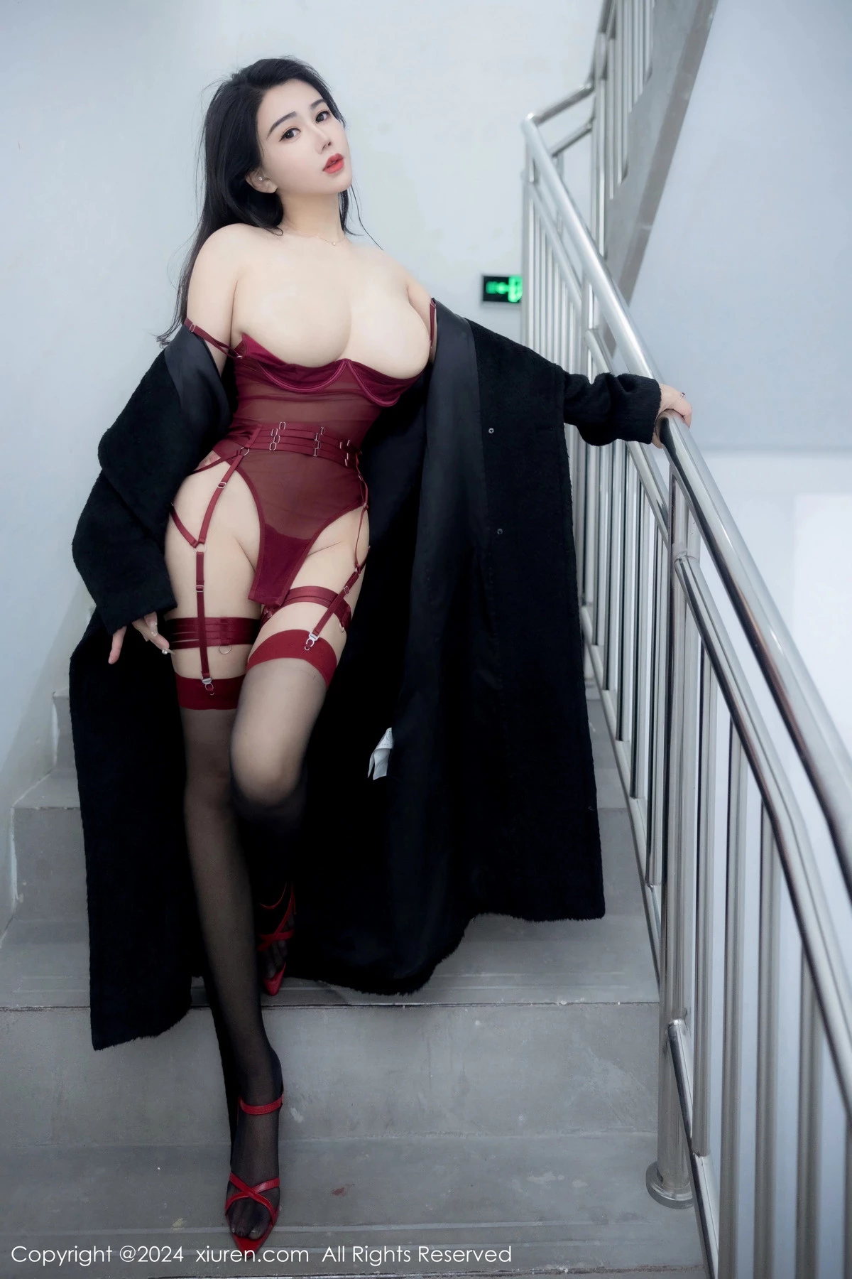 [[XiuRen秀人网]秀人网]No.8221_模特李若汐黑色外衣露性感红色情趣服饰配黑丝吊袜迷人诱惑写真85P