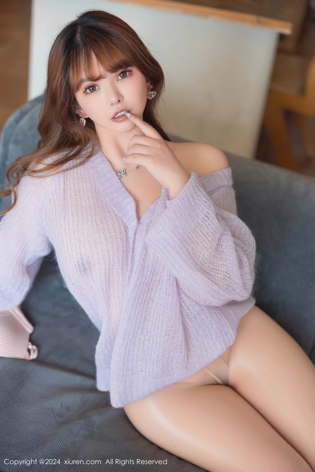 [[XiuRen秀人网]秀人网]No.8228_模特张思允Nice性感灰色轻透上衣配无内肉丝秀惹火身材诱惑写真85P