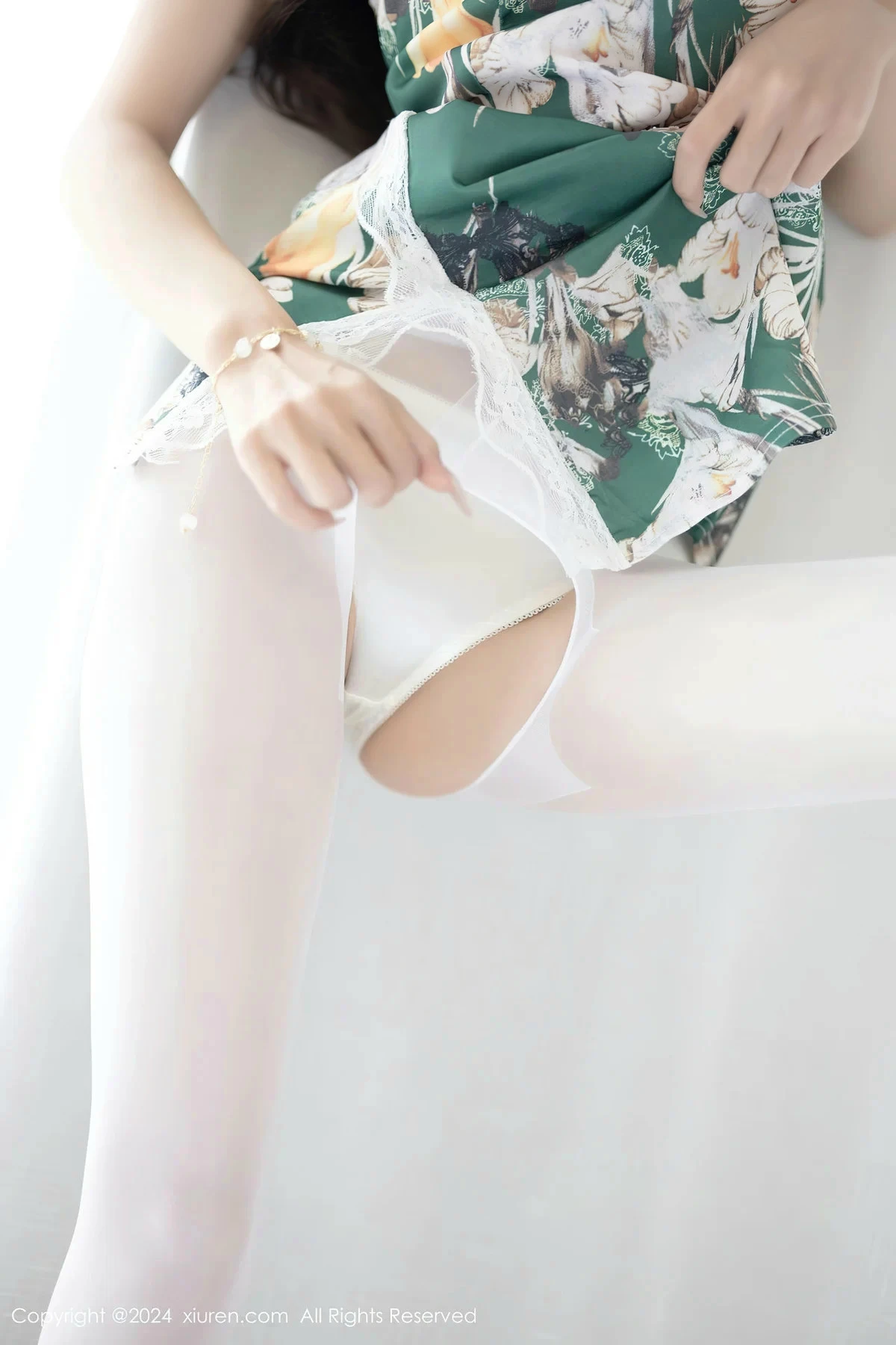 [[XiuRen秀人网]秀人网]No.8231_模特林星阑性感花色旗袍露白色内衣配开档白丝秀美腿诱惑写真84P