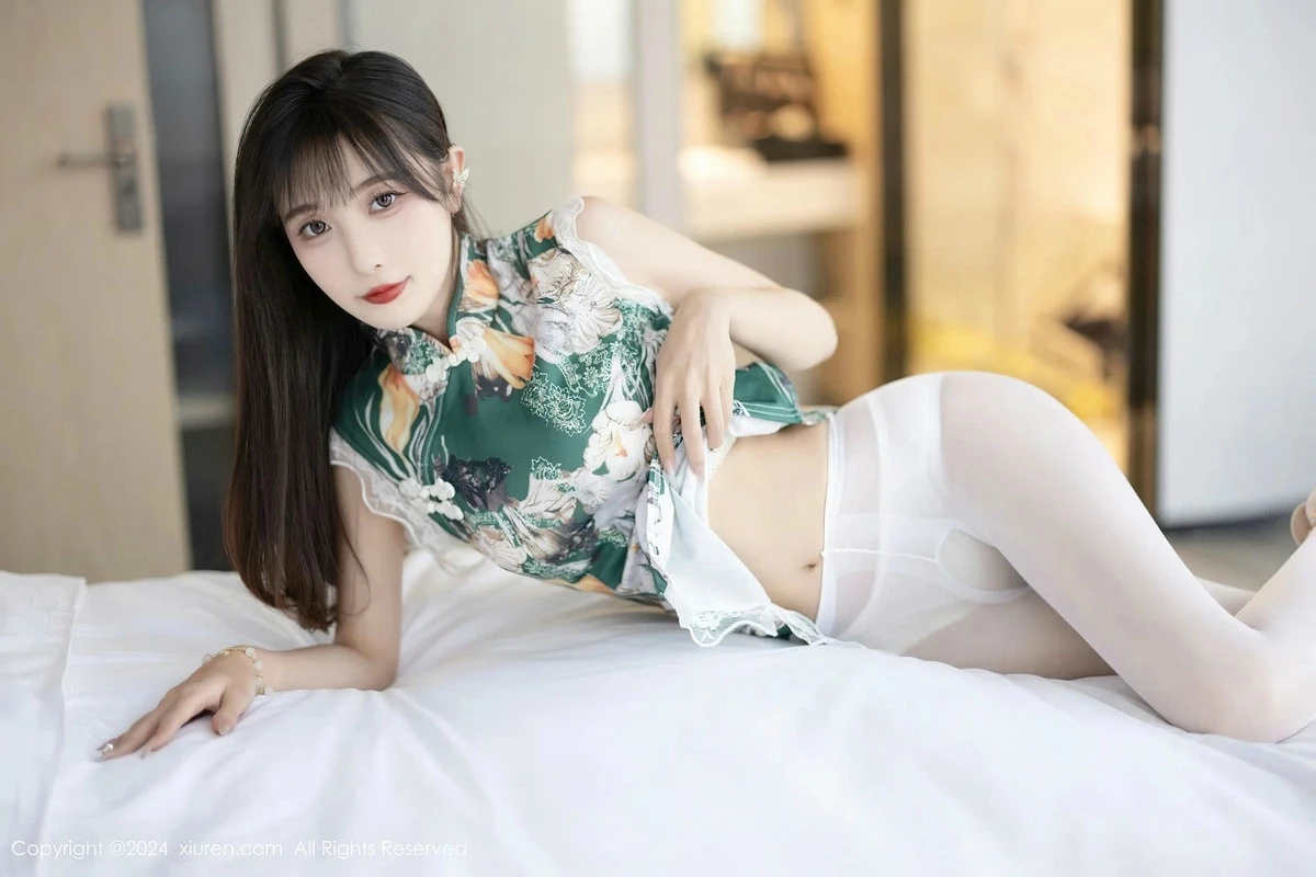 [[XiuRen秀人网]秀人网]No.8231_模特林星阑性感花色旗袍露白色内衣配开档白丝秀美腿诱惑写真84P