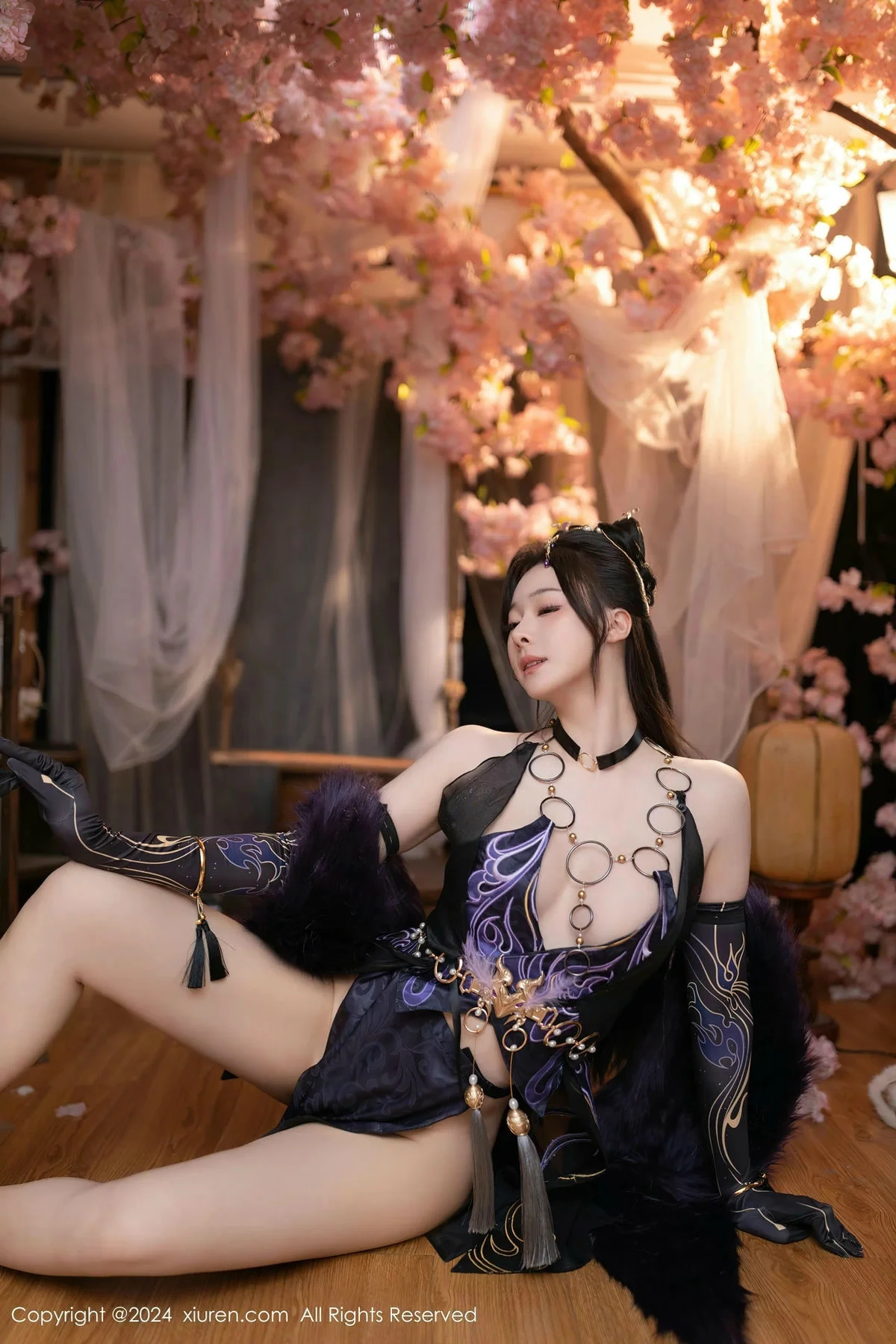 [[XiuRen秀人网]秀人网]No.8232_模特小逗逗性感紫色情趣旗袍服饰半脱秀曼妙身姿惹火诱惑写真80P