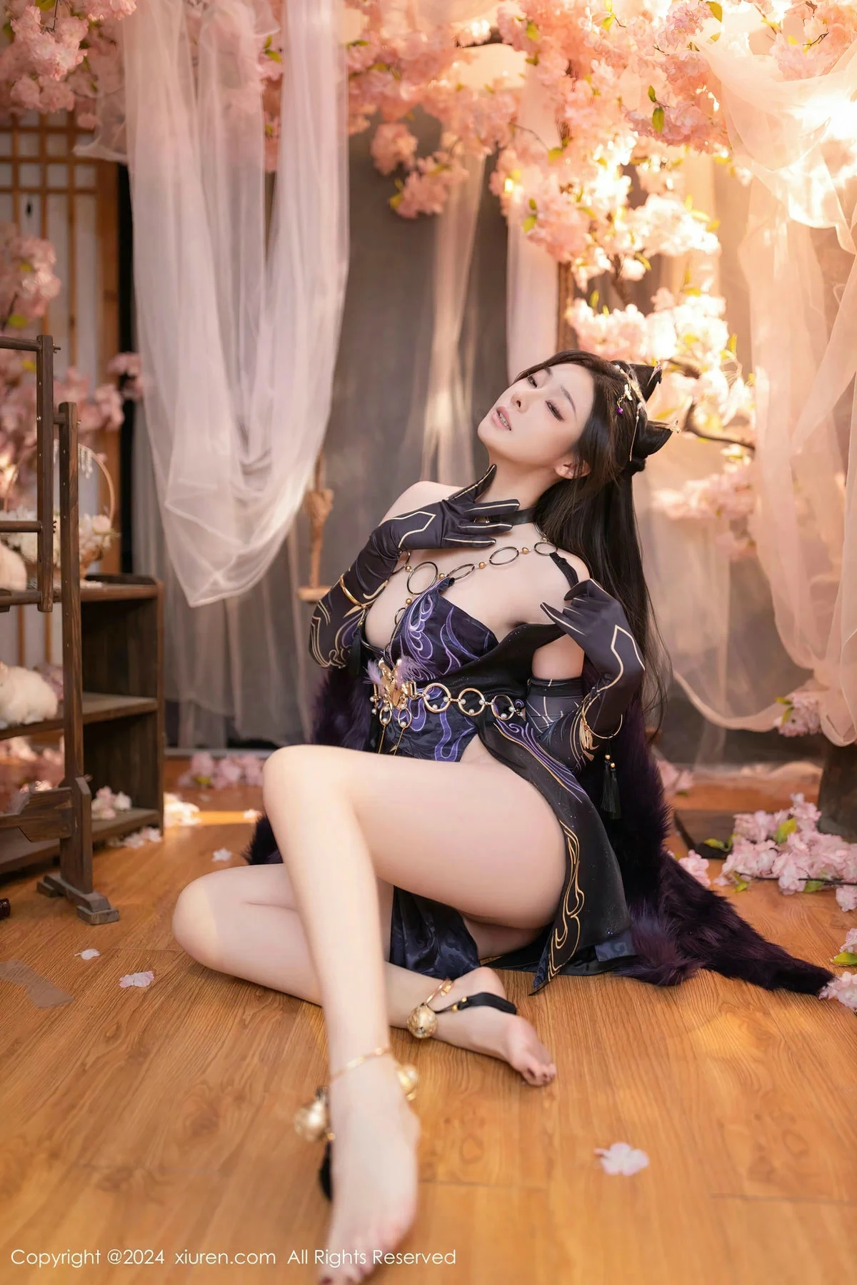 [[XiuRen秀人网]秀人网]No.8232_模特小逗逗性感紫色情趣旗袍服饰半脱秀曼妙身姿惹火诱惑写真80P