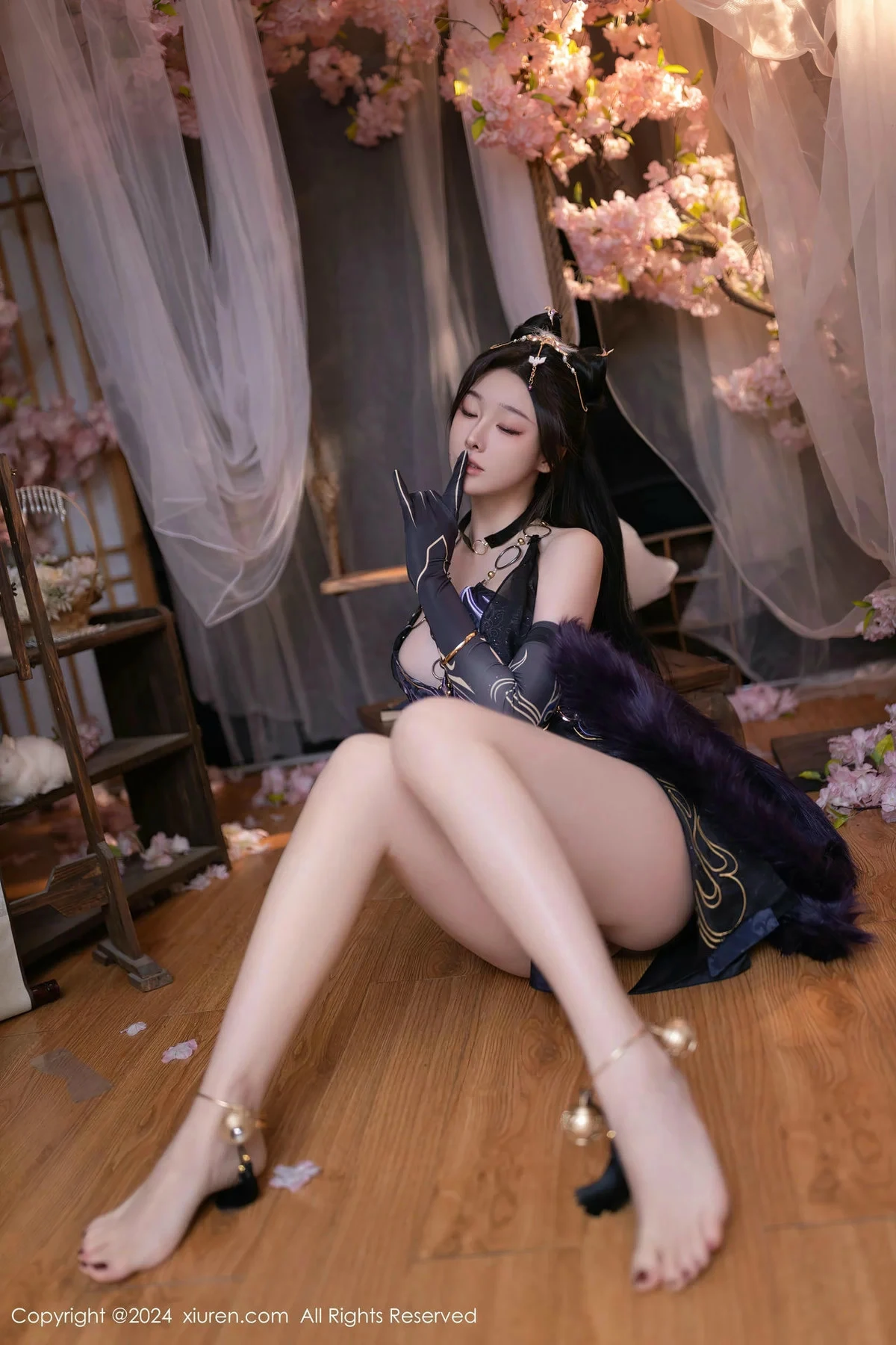 [[XiuRen秀人网]秀人网]No.8232_模特小逗逗性感紫色情趣旗袍服饰半脱秀曼妙身姿惹火诱惑写真80P