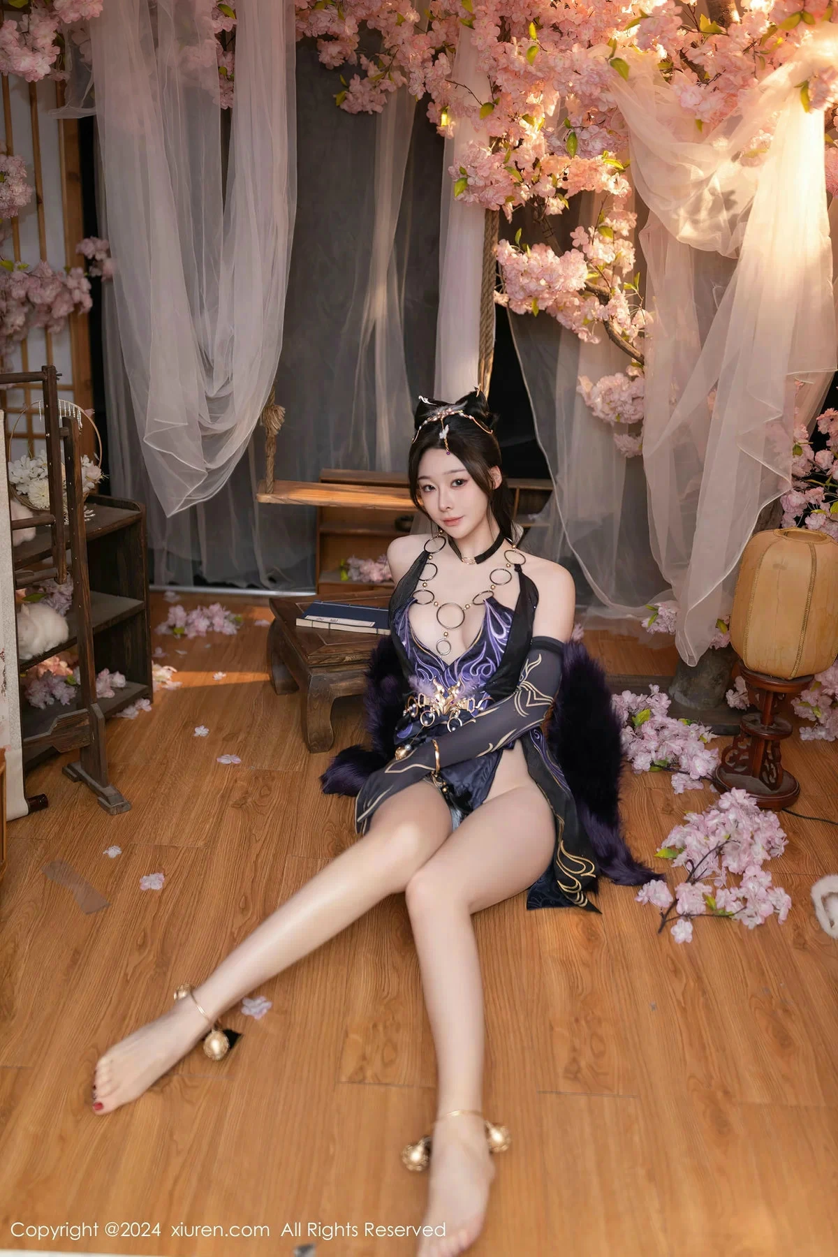 [[XiuRen秀人网]秀人网]No.8232_模特小逗逗性感紫色情趣旗袍服饰半脱秀曼妙身姿惹火诱惑写真80P