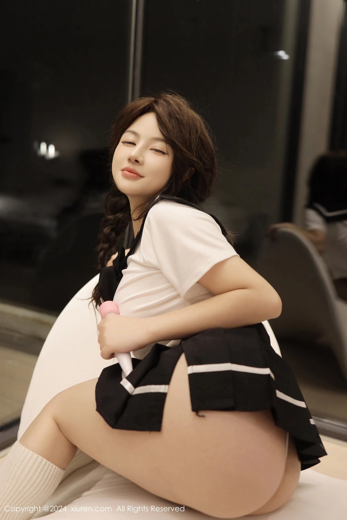 [[XiuRen秀人网]秀人网]No.8229_模特沈思怡性感学生短裙套装配白色腿袜秀翘臀美腿迷人诱惑写真55P