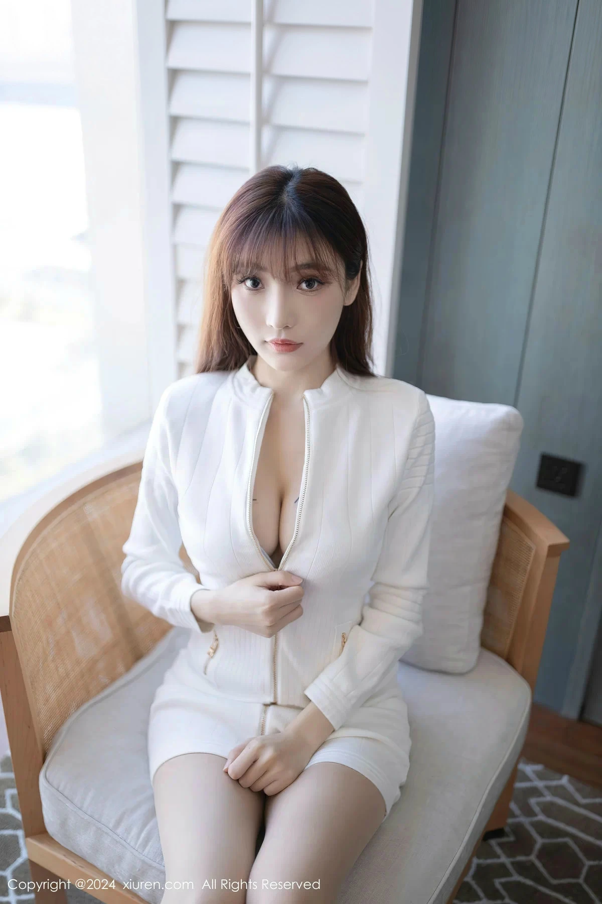 [[XiuRen秀人网]秀人网]No.8233_模特陆萱萱白色上衣露银色内衣配超薄肉丝秀柔美身姿诱惑写真80P