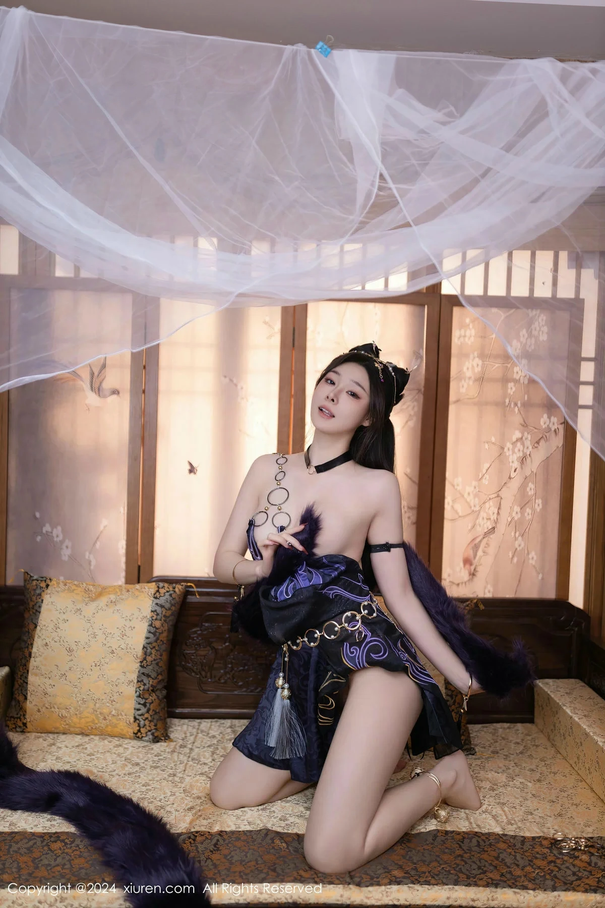 [[XiuRen秀人网]秀人网]No.8232_模特小逗逗性感紫色情趣旗袍服饰半脱秀曼妙身姿惹火诱惑写真80P