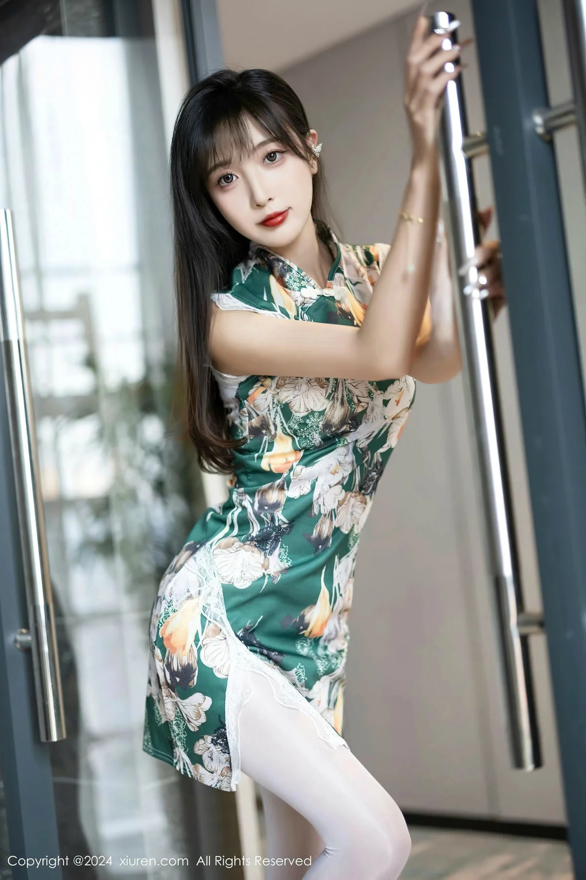 [[XiuRen秀人网]秀人网]No.8231_模特林星阑性感花色旗袍露白色内衣配开档白丝秀美腿诱惑写真84P