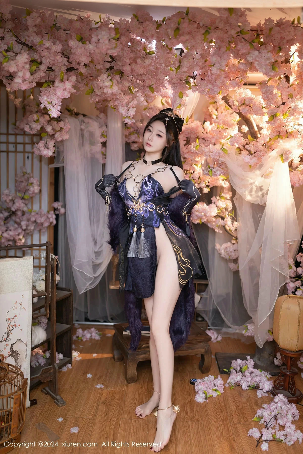 [[XiuRen秀人网]秀人网]No.8232_模特小逗逗性感紫色情趣旗袍服饰半脱秀曼妙身姿惹火诱惑写真80P