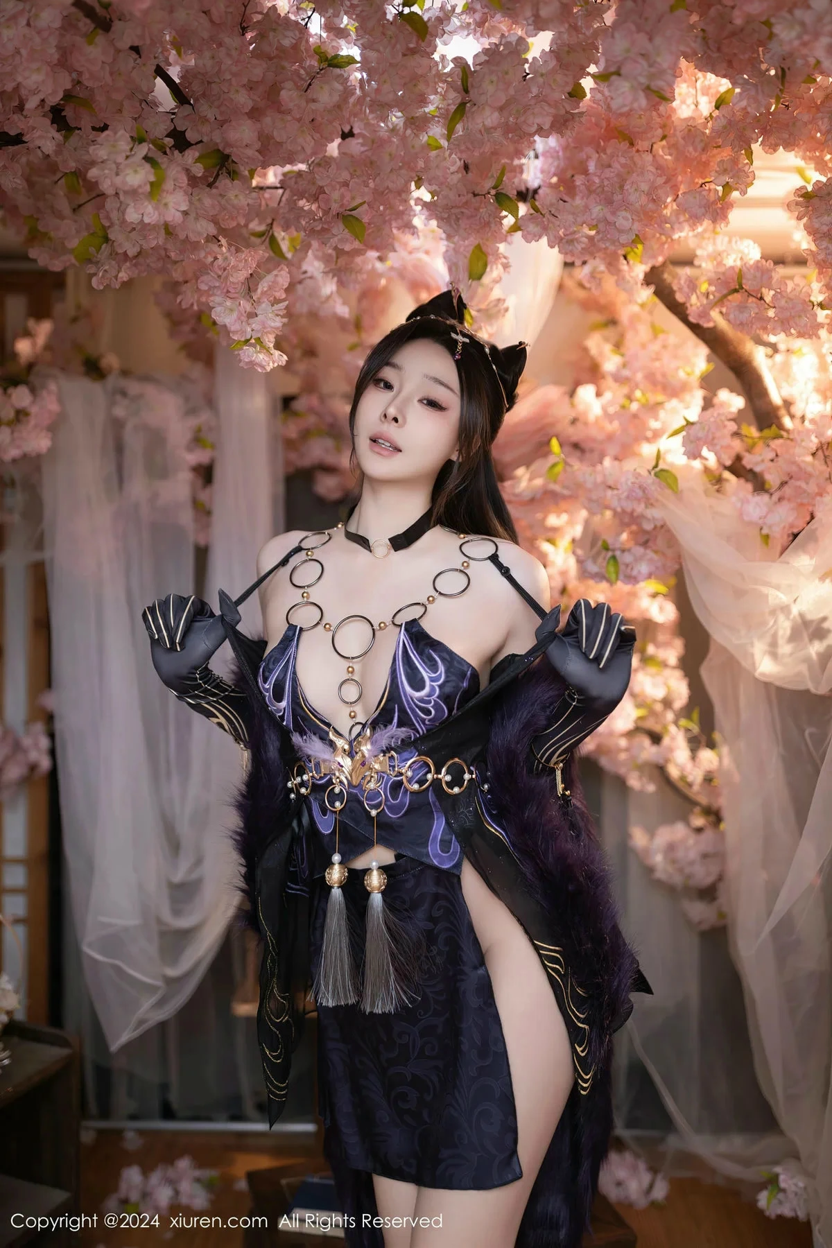 [[XiuRen秀人网]秀人网]No.8232_模特小逗逗性感紫色情趣旗袍服饰半脱秀曼妙身姿惹火诱惑写真80P