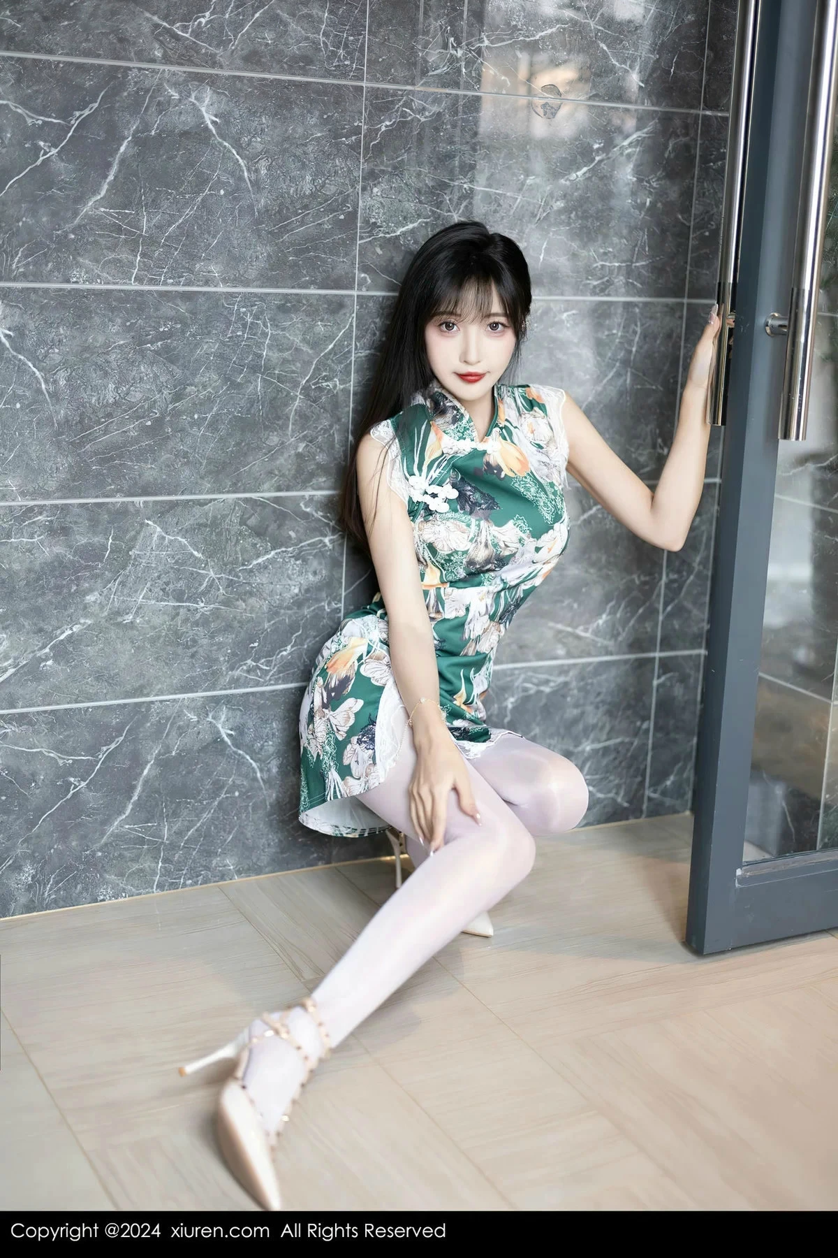 [[XiuRen秀人网]秀人网]No.8231_模特林星阑性感花色旗袍露白色内衣配开档白丝秀美腿诱惑写真84P