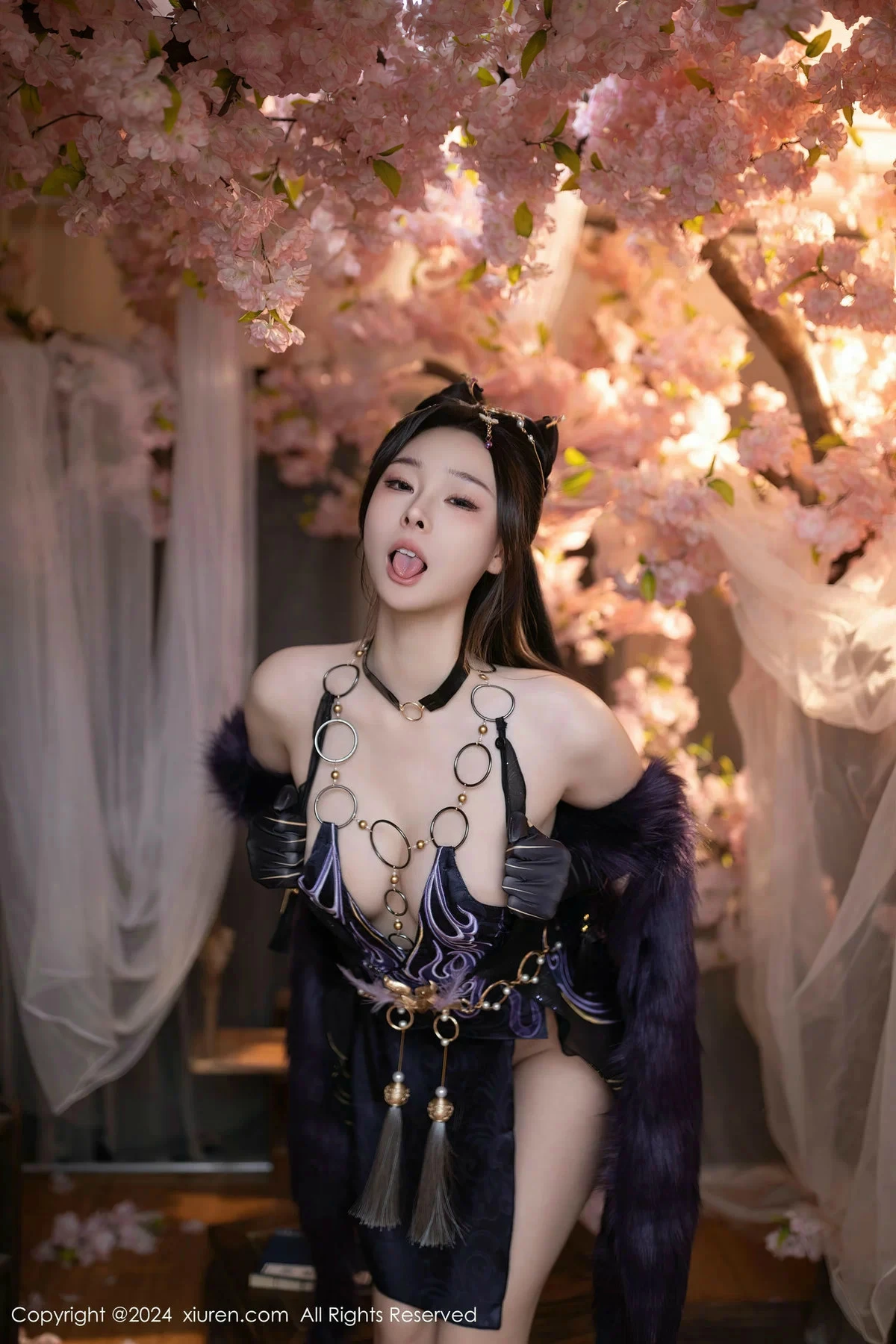 [[XiuRen秀人网]秀人网]No.8232_模特小逗逗性感紫色情趣旗袍服饰半脱秀曼妙身姿惹火诱惑写真80P