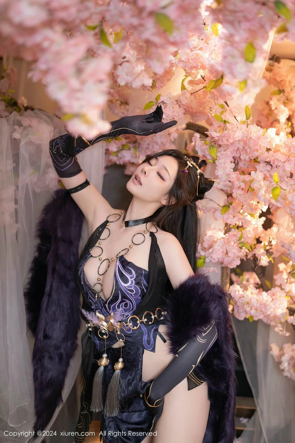 [[XiuRen秀人网]秀人网]No.8232_模特小逗逗性感紫色情趣旗袍服饰半脱秀曼妙身姿惹火诱惑写真80P