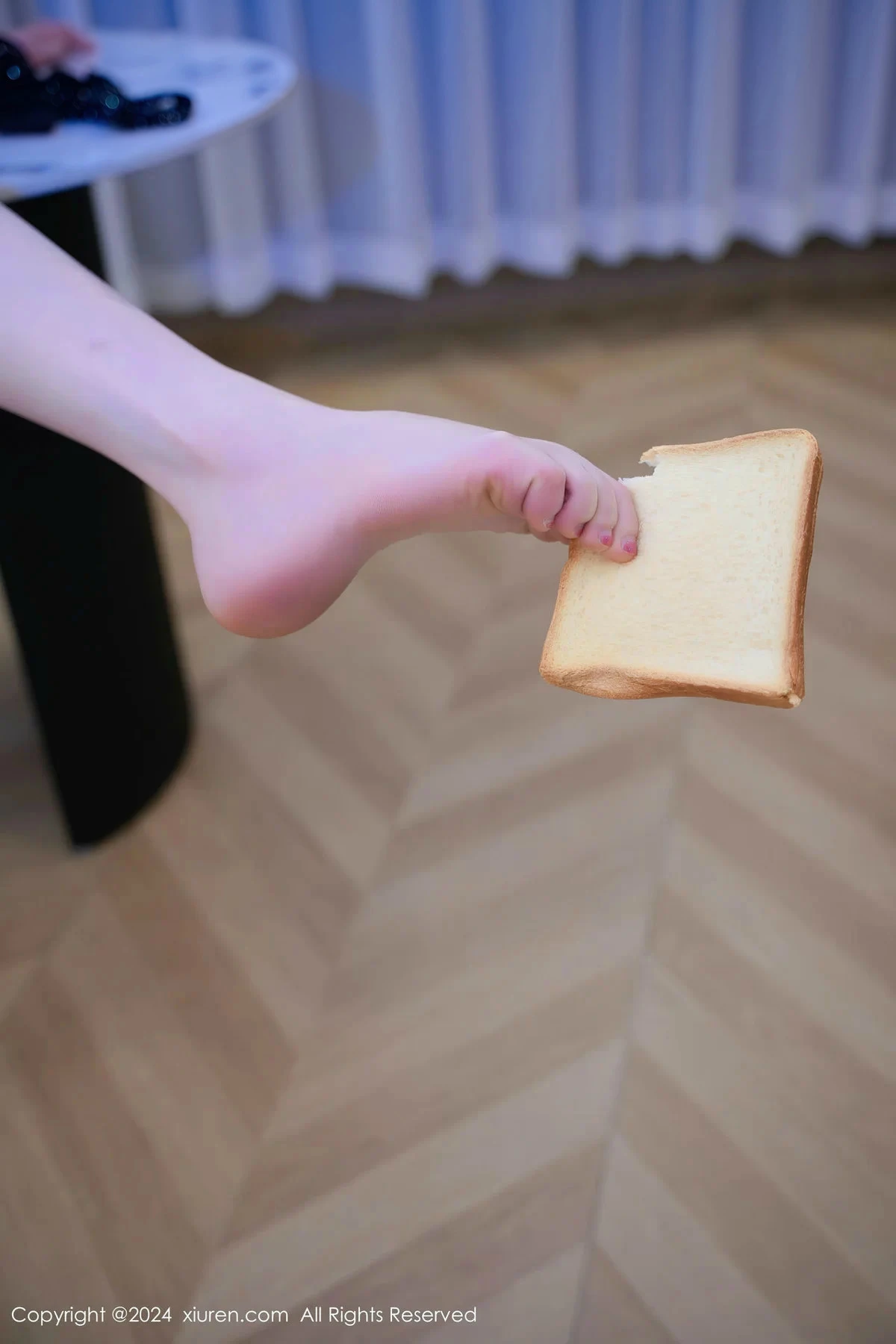 [[XiuRen秀人网]秀人网]No.8230_模特晚苏susu性感白色短裙露白色内衣配黑丝网袜秀美腿诱惑写真79P