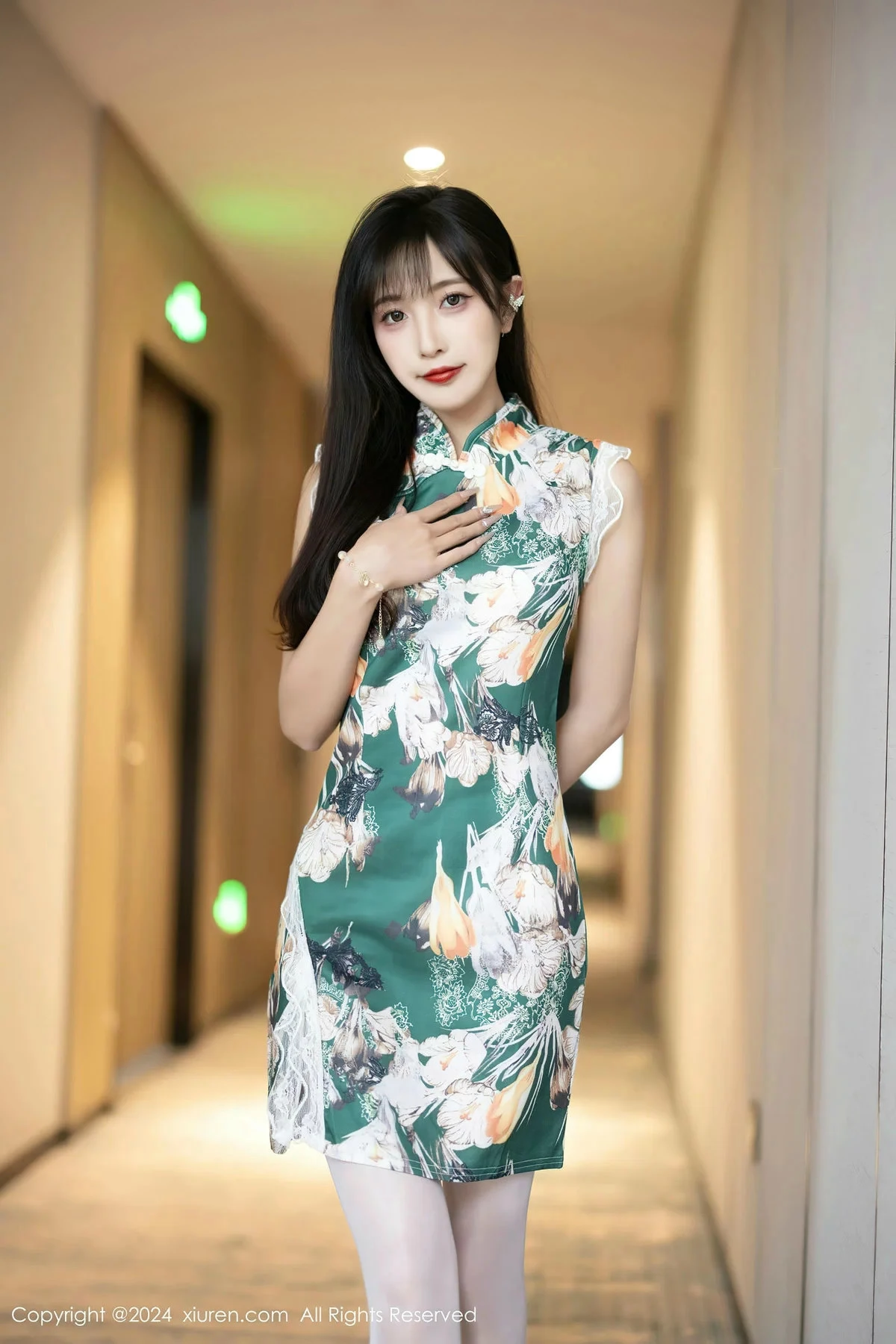 [[XiuRen秀人网]秀人网]No.8231_模特林星阑性感花色旗袍露白色内衣配开档白丝秀美腿诱惑写真84P