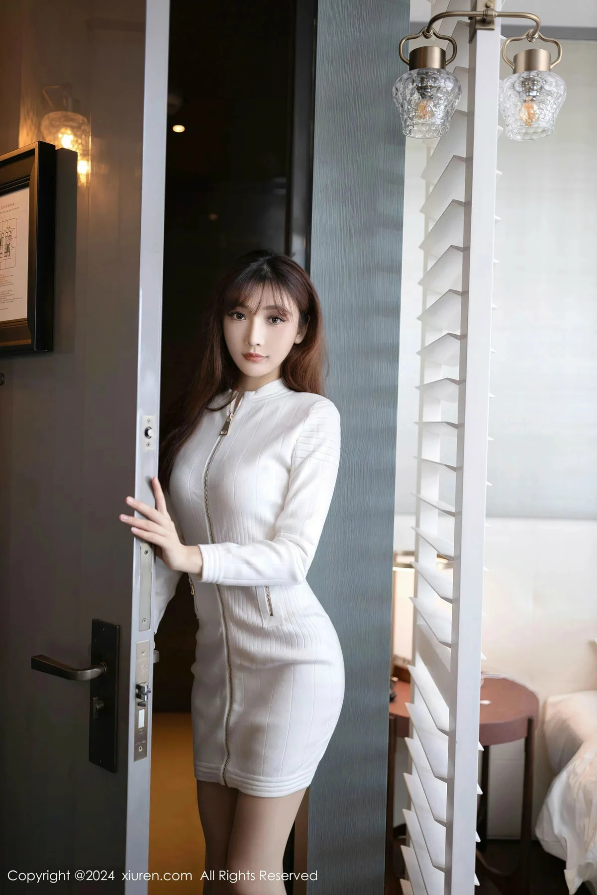 [[XiuRen秀人网]秀人网]No.8233_模特陆萱萱白色上衣露银色内衣配超薄肉丝秀柔美身姿诱惑写真80P