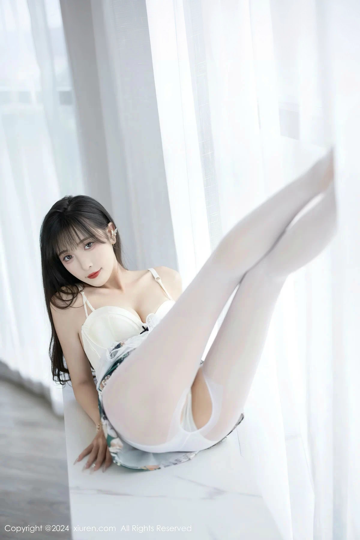 [[XiuRen秀人网]秀人网]No.8231_模特林星阑性感花色旗袍露白色内衣配开档白丝秀美腿诱惑写真84P